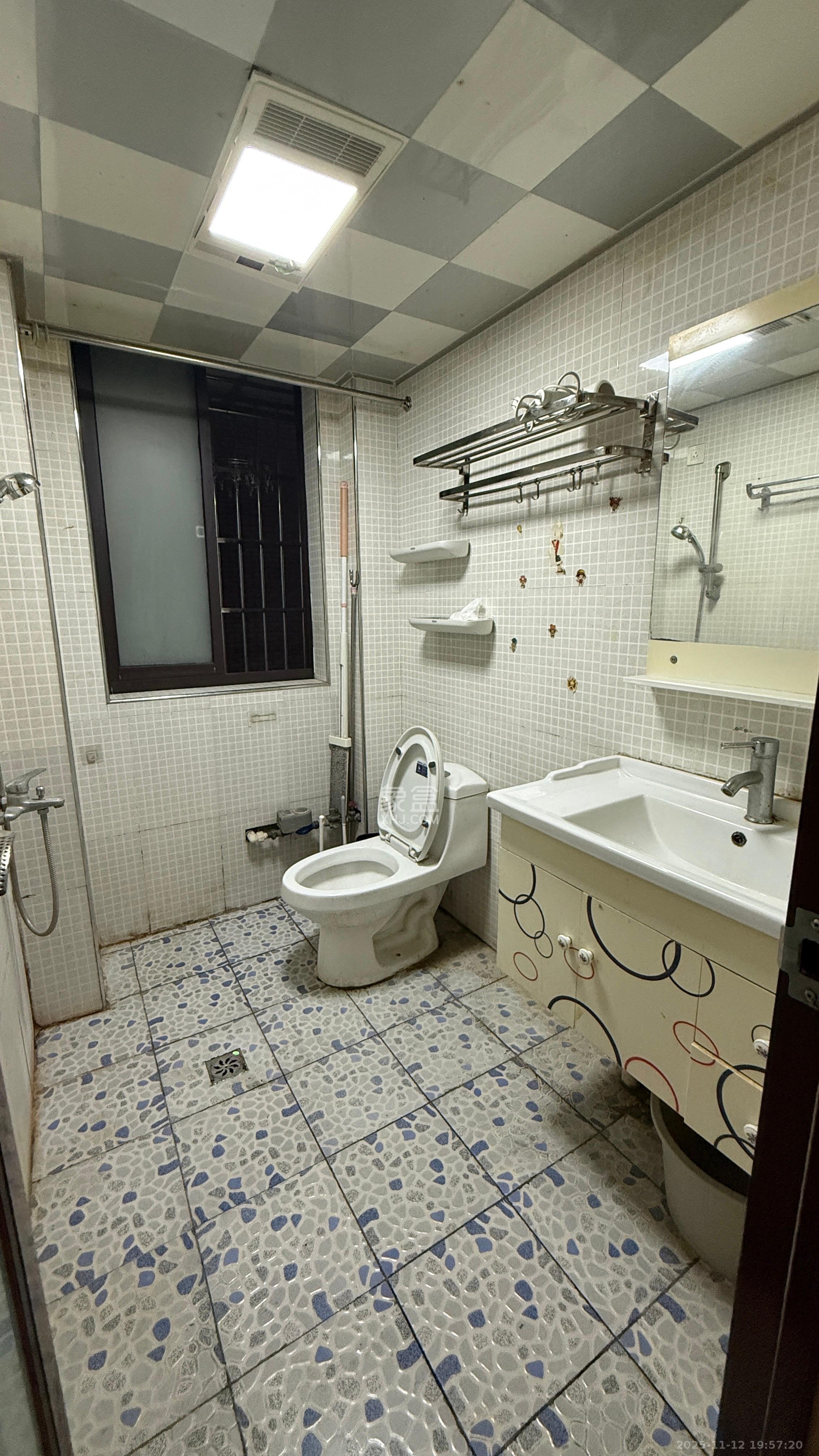 上东辛顿公寓  1室1厅1卫    1600.0元/月室内图