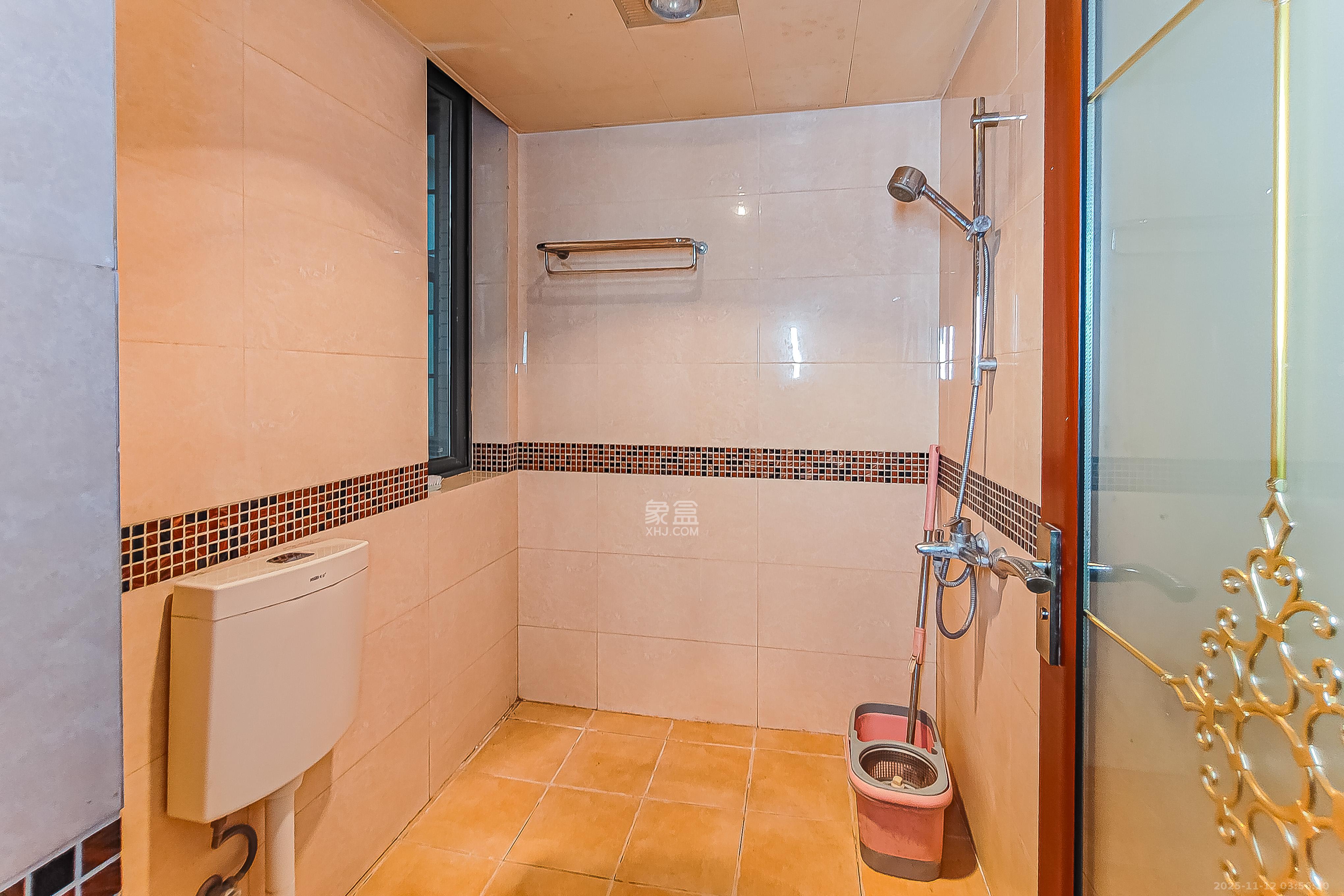 万博汇 3室2厅2卫 180.0万 万博汇 3室2厅2卫 180.0万卫生间