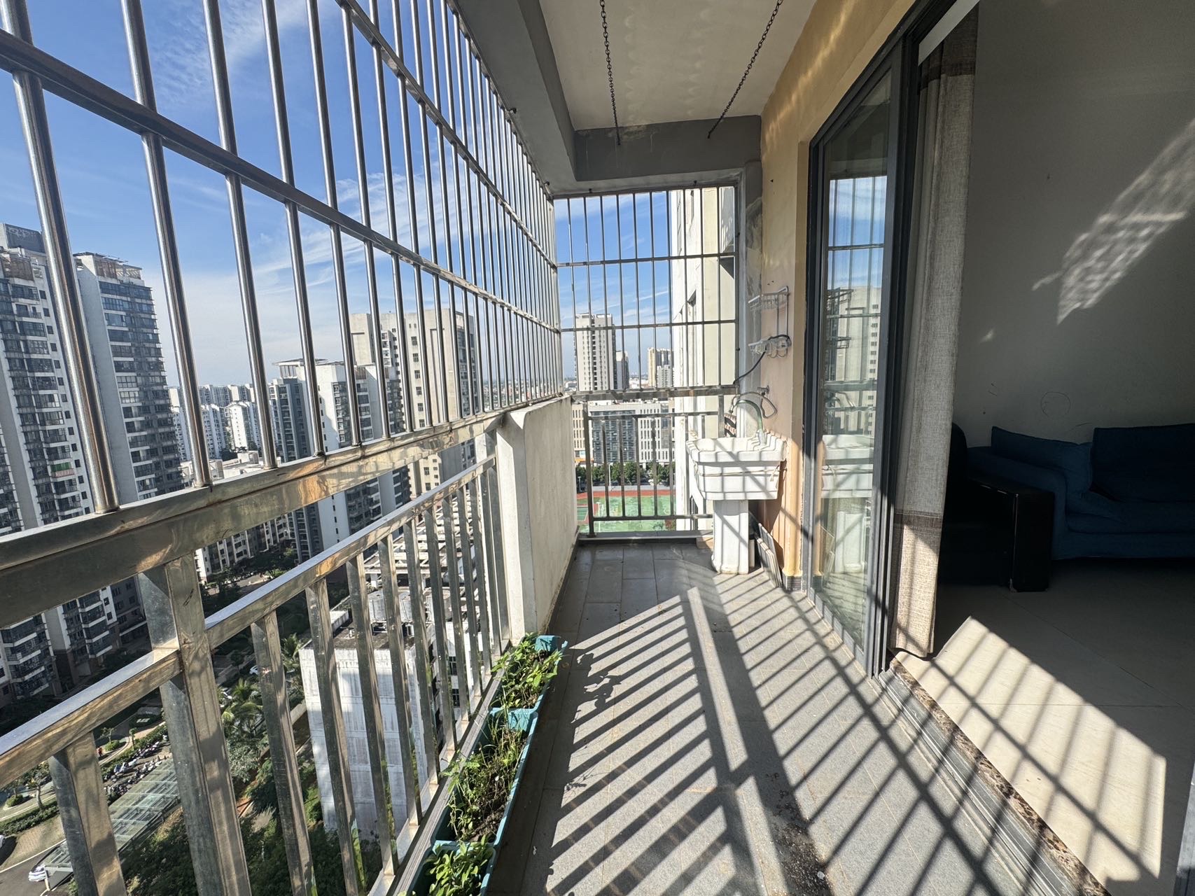 锦地翰城一期  3室2厅2卫    135.0万客厅