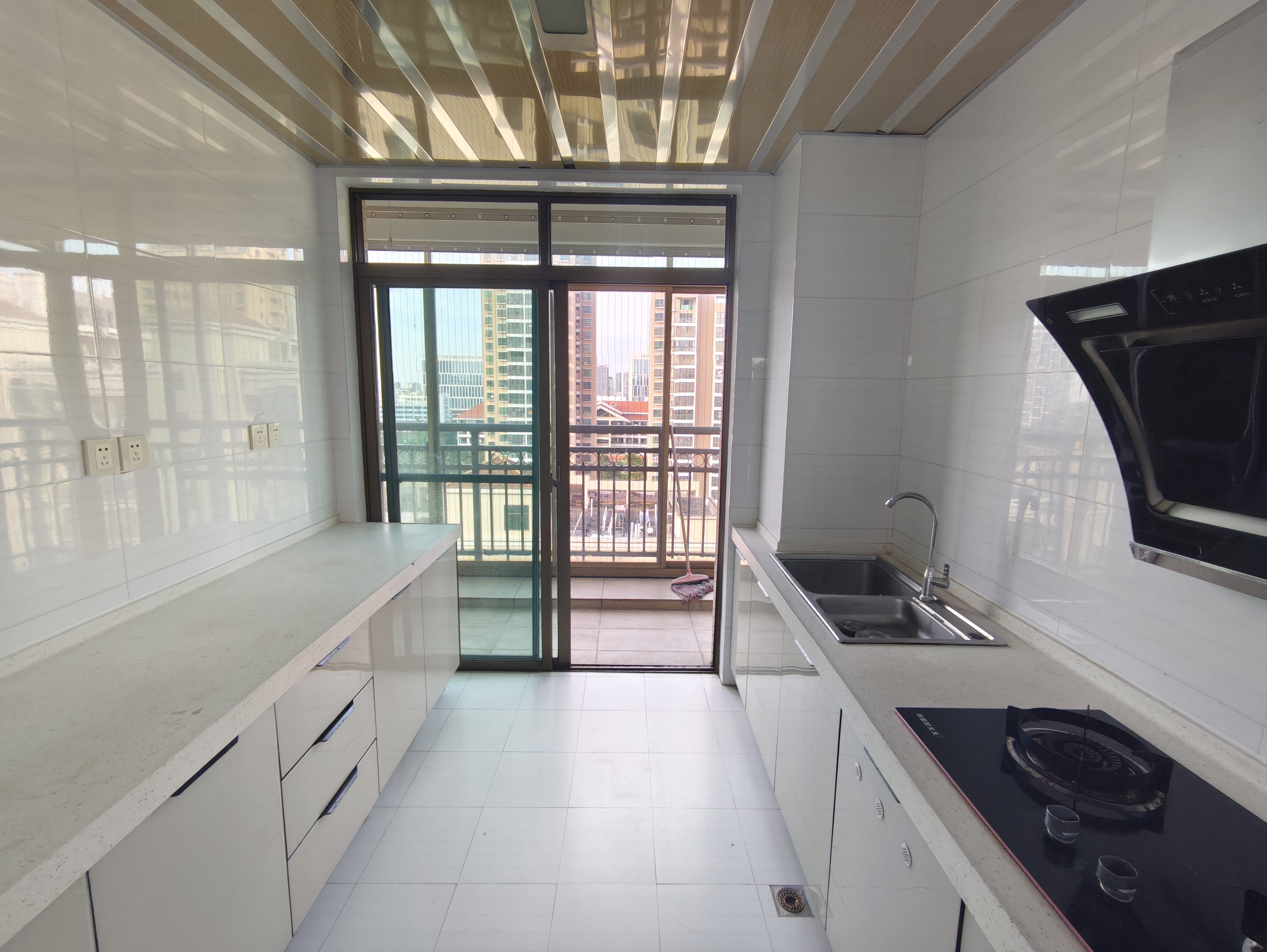 蓝海佳园 4室2厅2卫 3400.0元/月 蓝海佳园 4室2厅2卫 3400.0元/月室内图