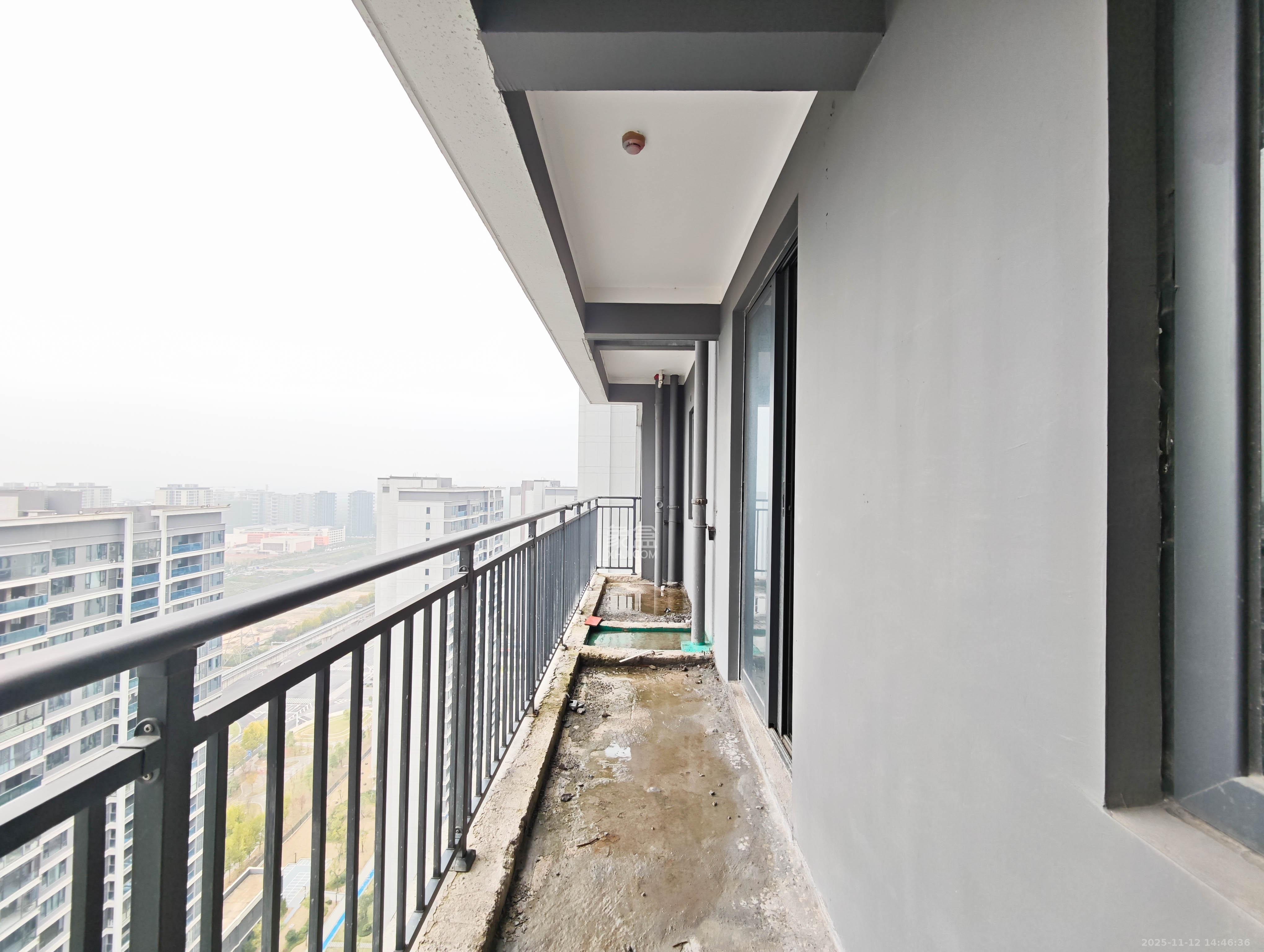 融创会展上东区 5室2厅3卫 180.0万 融创会展上东区 5室2厅3卫 180.0万阳台