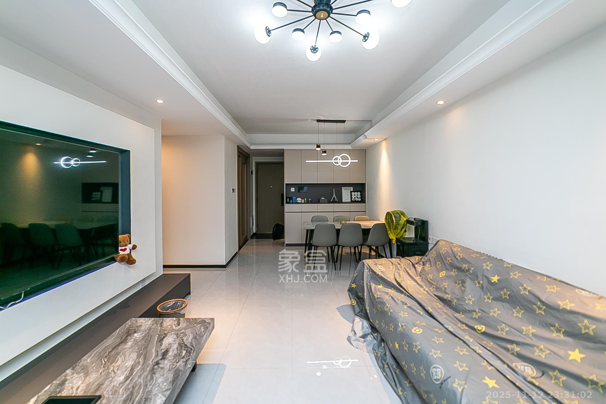 新力铂园(江山云著) 3室2厅2卫 130.0万 新力铂园(江山云著) 3室2厅2卫 130.0万客厅