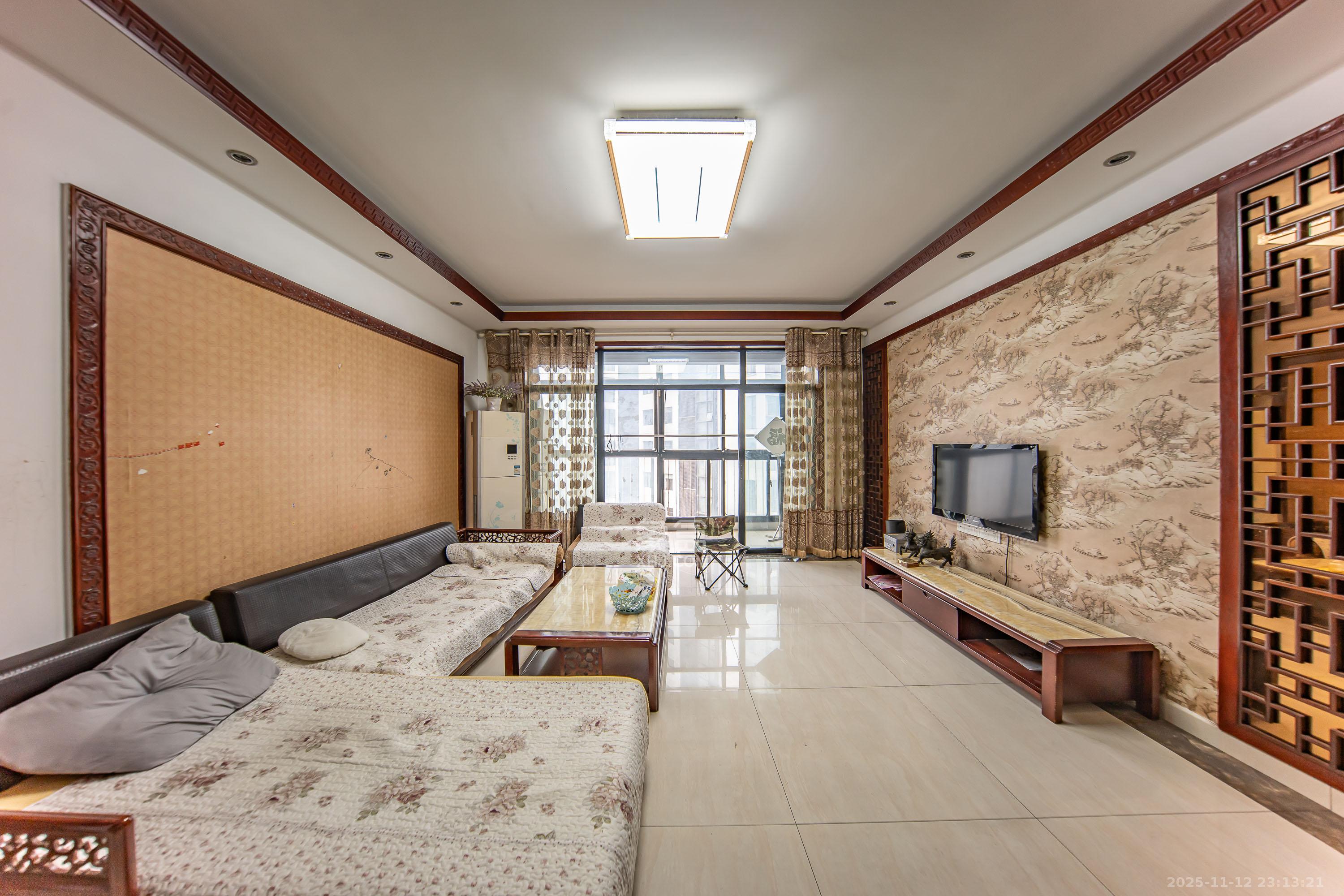 阳光100三期  3室3厅2卫    118.0万客厅