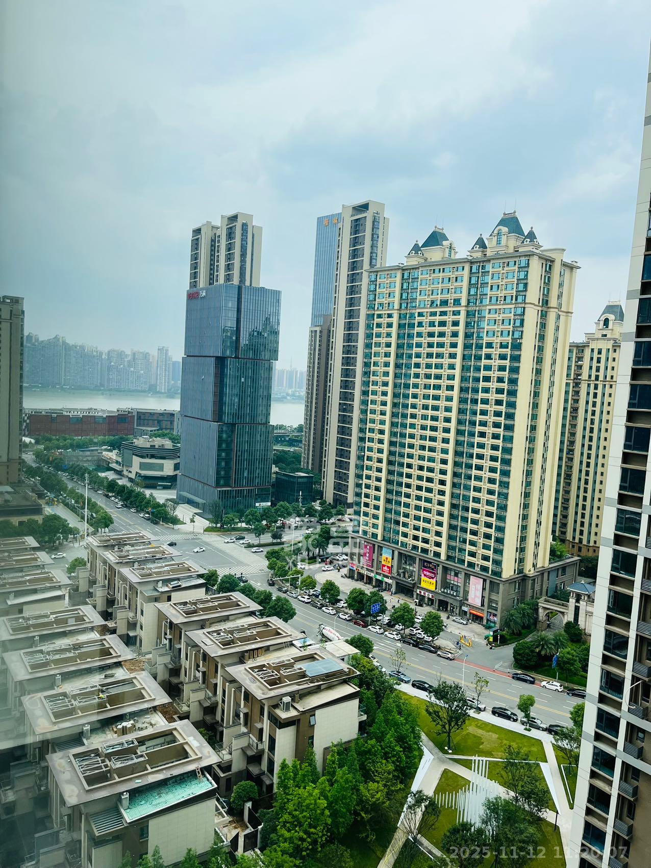 卓越中寰  3室2厅2卫    4500.0元/月室内图