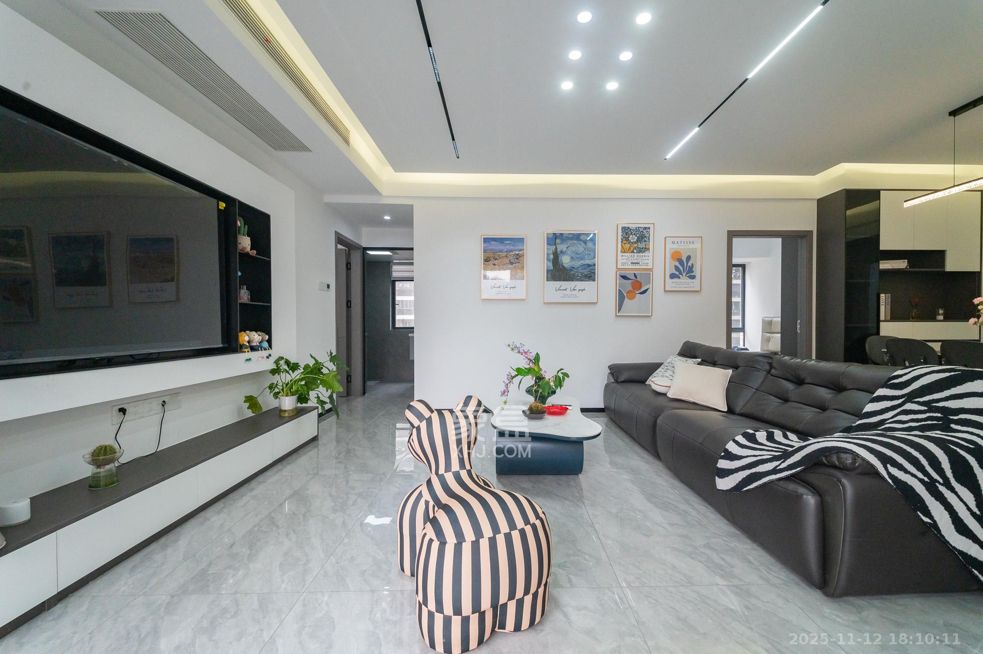 蓝山郡  4室2厅2卫    95.8万客厅