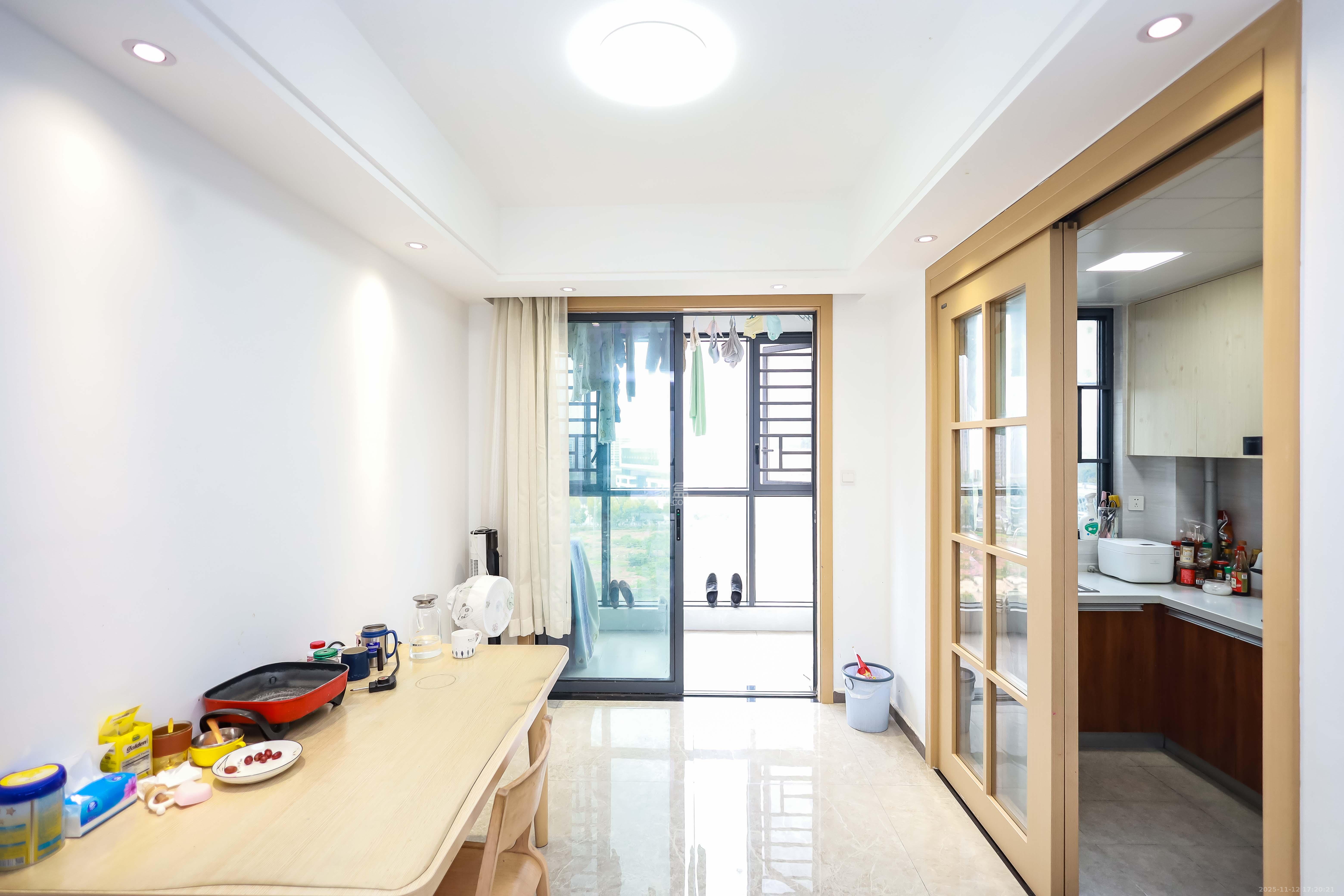 麓谷山湖郡 4室2厅2卫 121.0万 麓谷山湖郡 4室2厅2卫 121.0万客厅