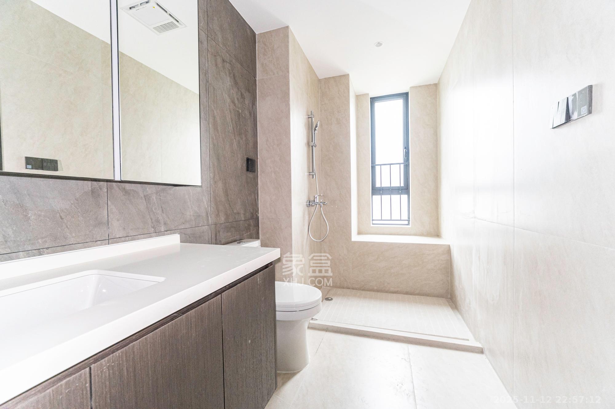 万科松湖天地 4室2厅4卫 478.0万 万科松湖天地 4室2厅4卫 478.0万卫生间