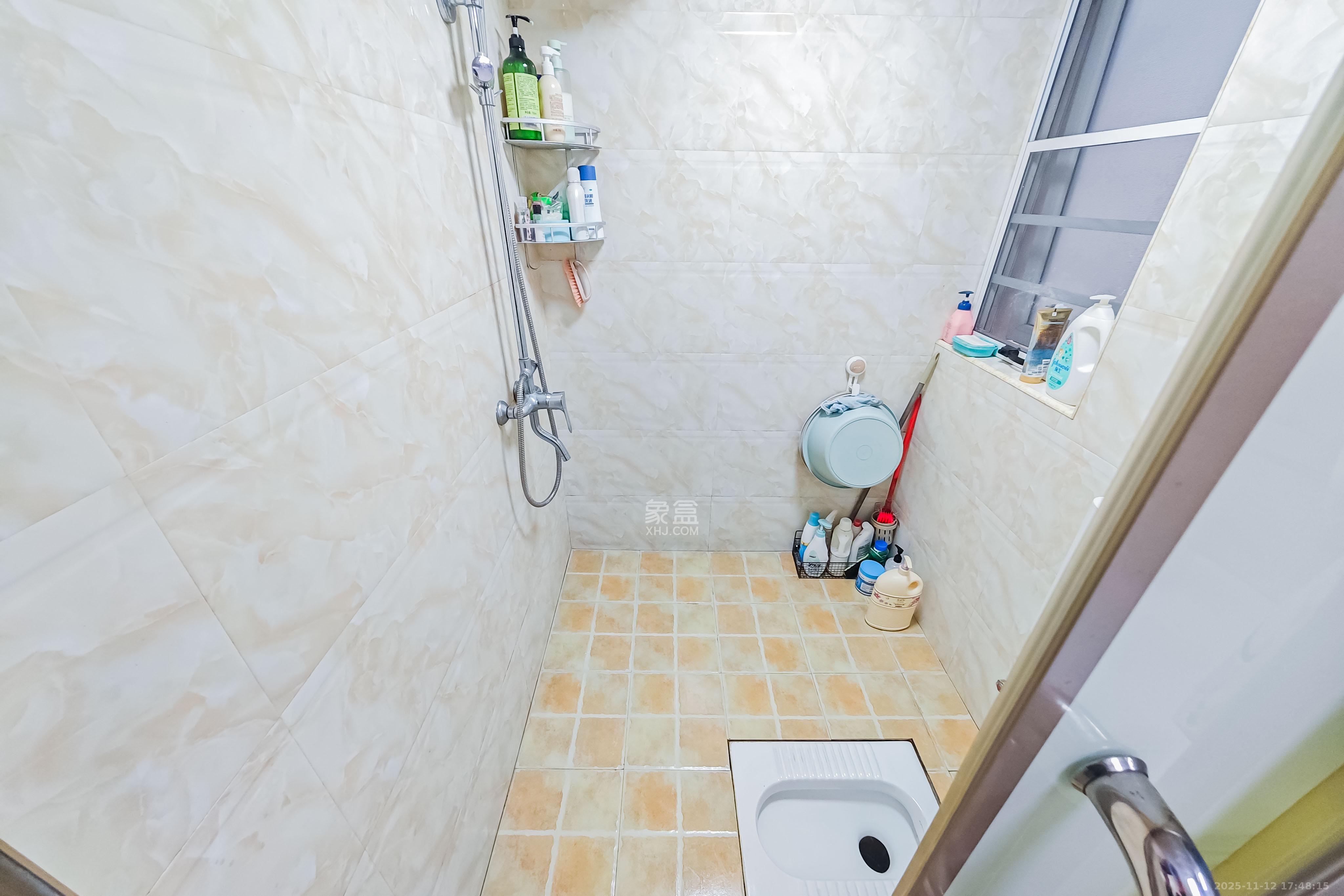 绿地之窗  4室2厅1卫    78.0万卫生间