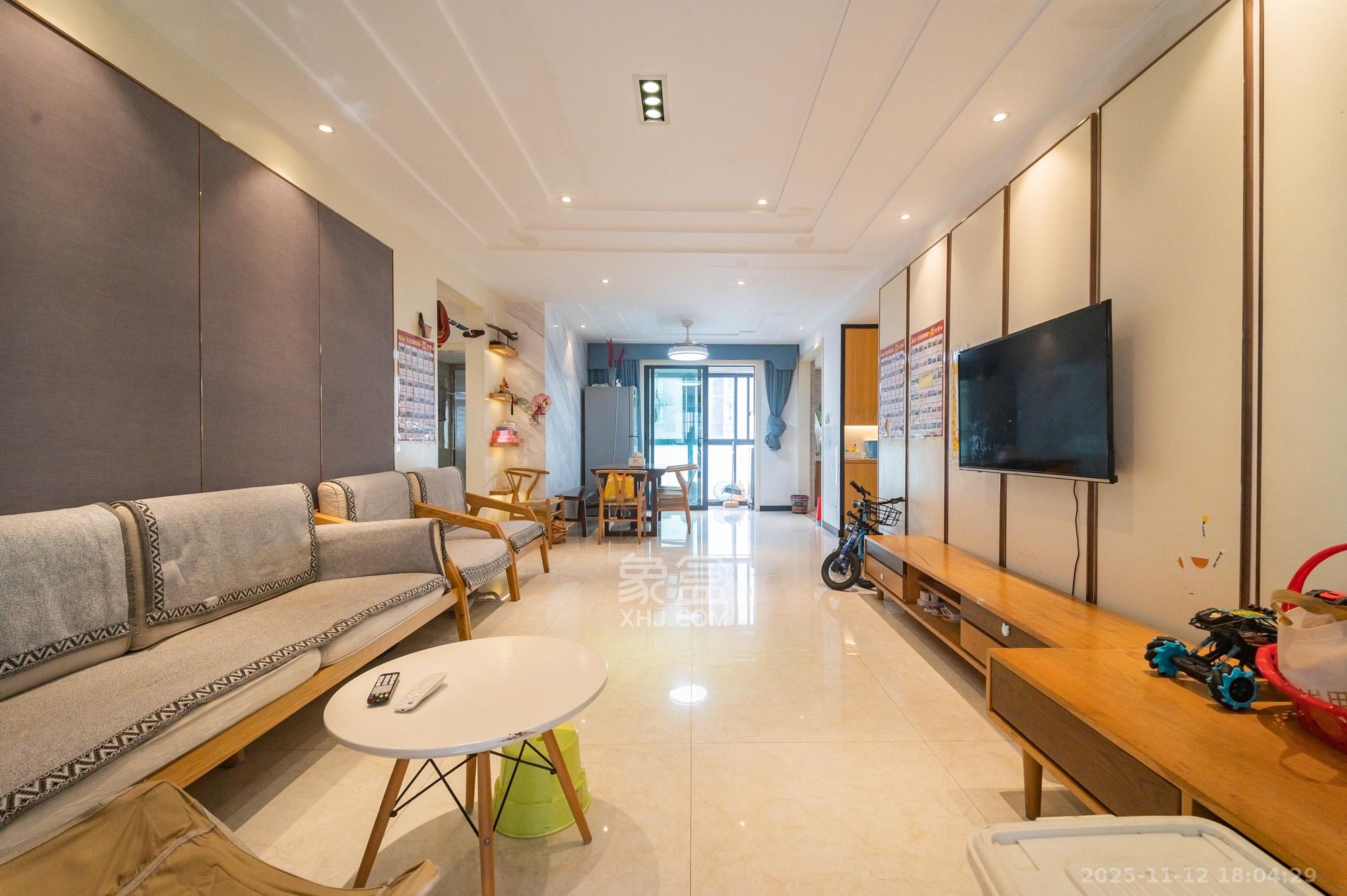 海伦春天  3室2厅2卫    79.8万客厅