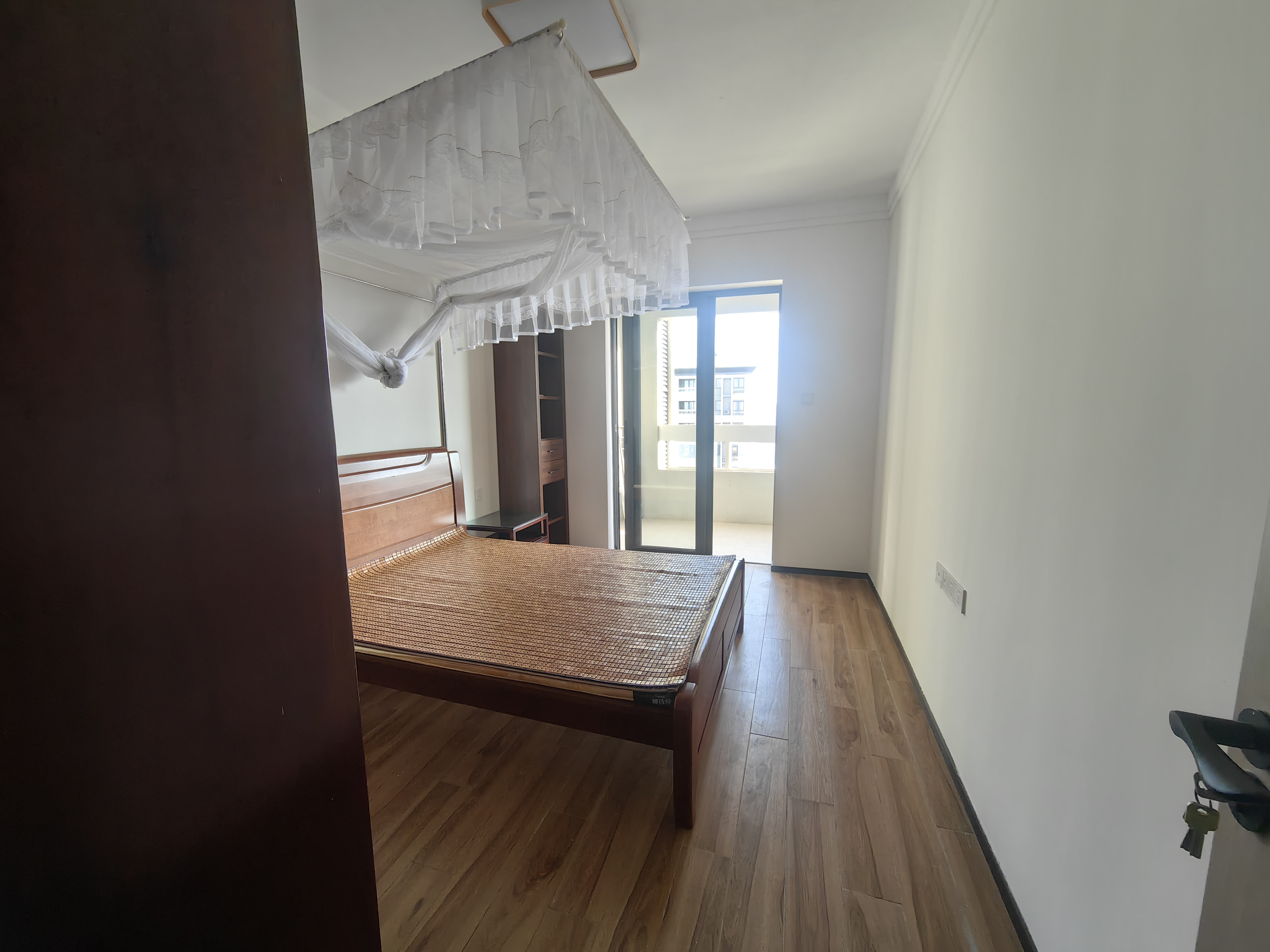 海府大院(海府路41号) 3室2厅2卫 3200.0元/月 海府大院(海府路41号) 3室2厅2卫 3200.0元/月室内图