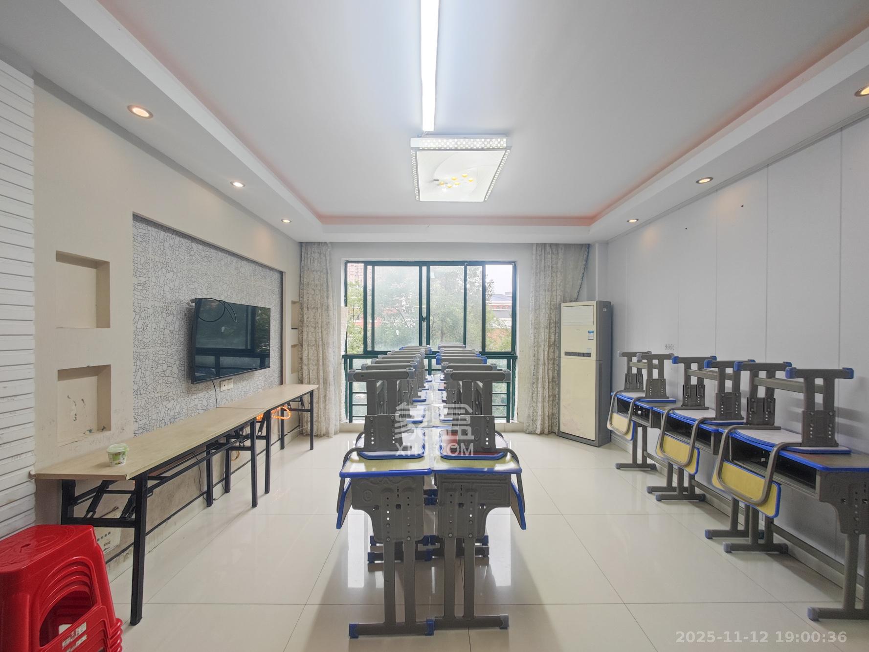 华盛世纪新城  4室2厅2卫    100.0万客厅