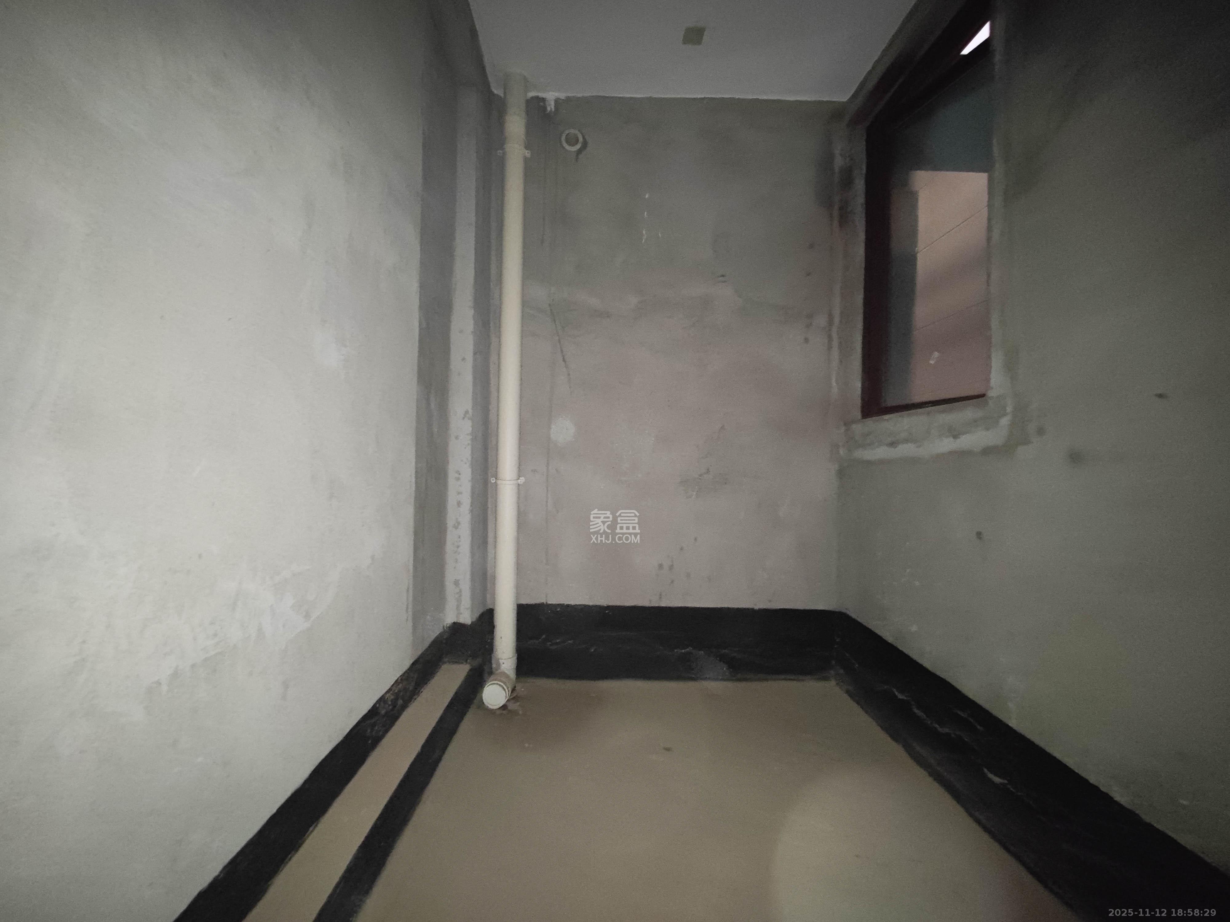 欧莱雅郡  4室2厅2卫    148.0万卫生间