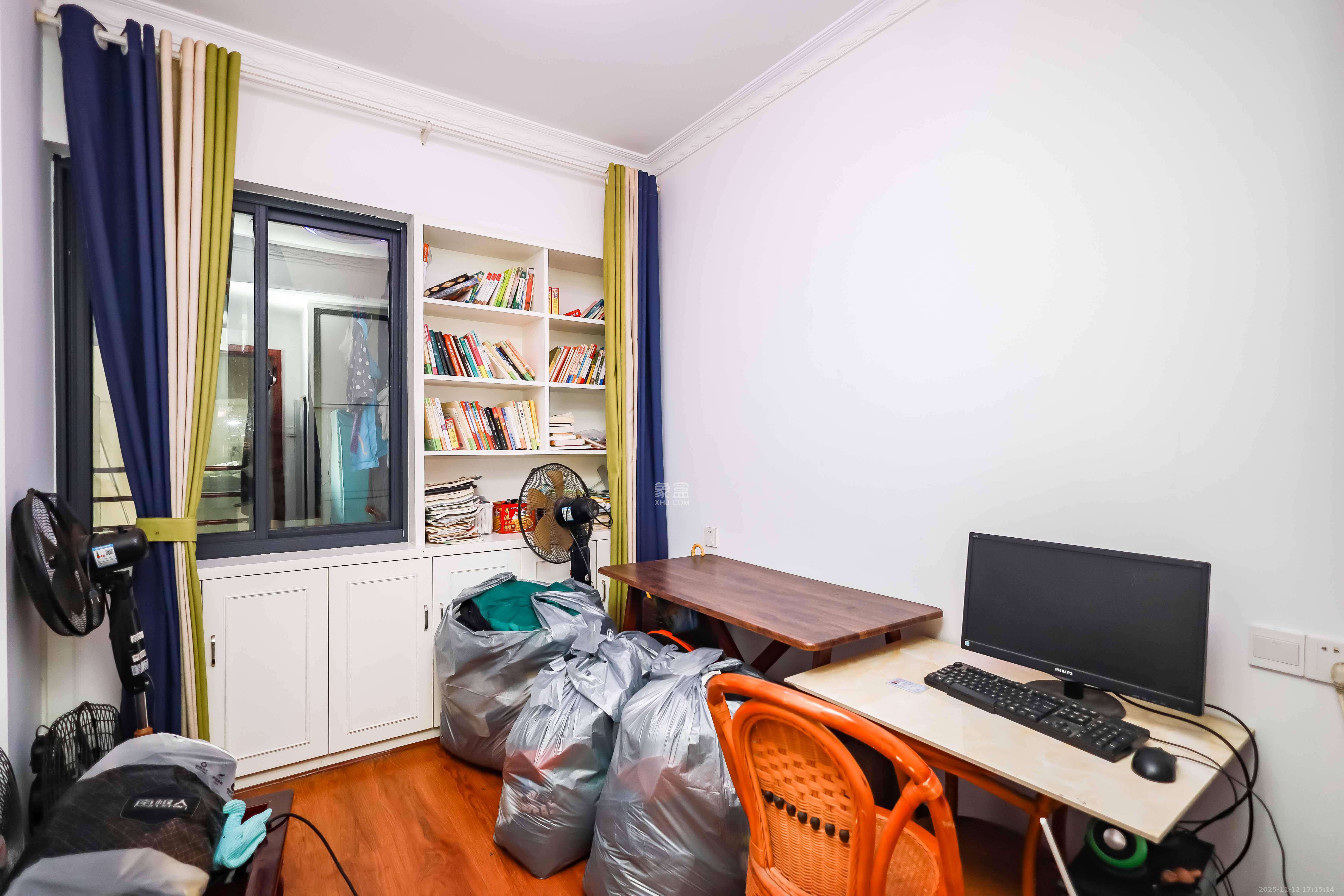 天麓尚层  4室2厅2卫    98.0万卧室