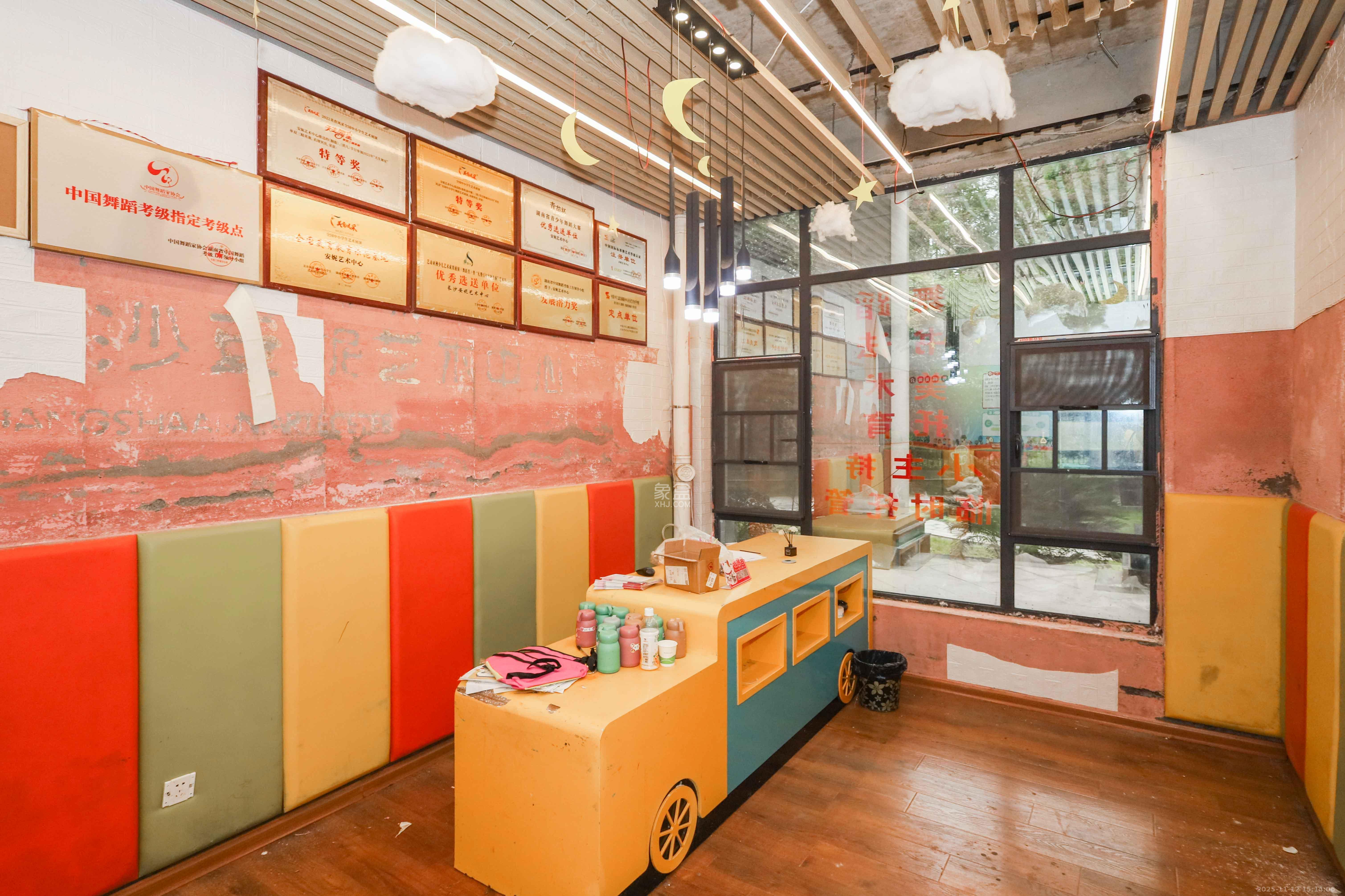 天元涉外景园C区 4室2厅1卫 145.0万 天元涉外景园C区 4室2厅1卫 145.0万客厅