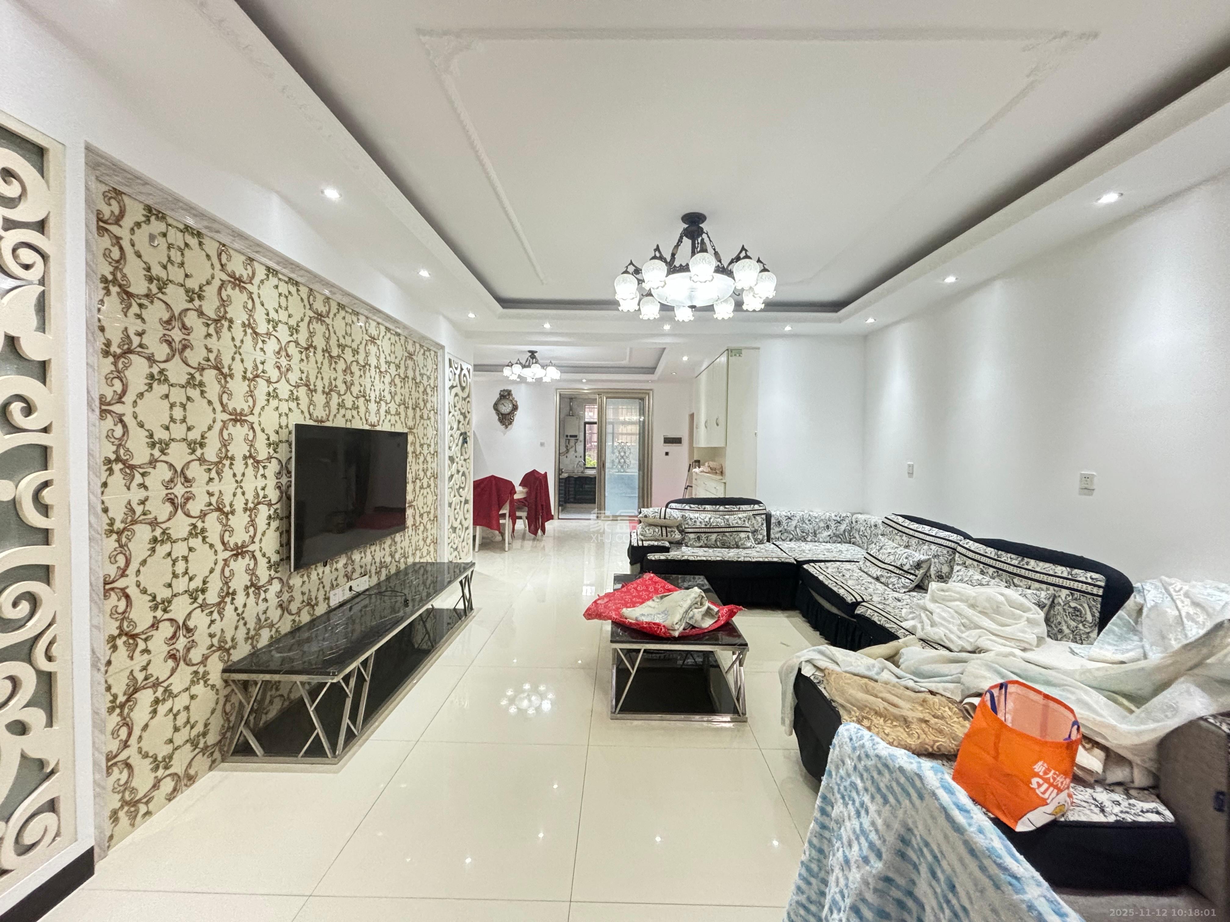 先锋新宇  3室2厅2卫    2500.0元/月