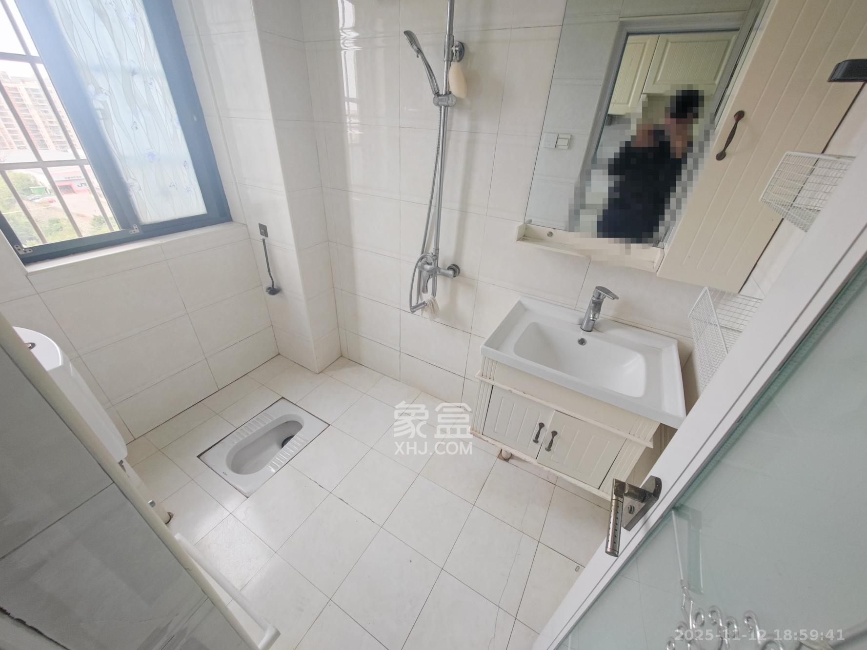 翡翠云天  1室1厅1卫    68.0万卫生间