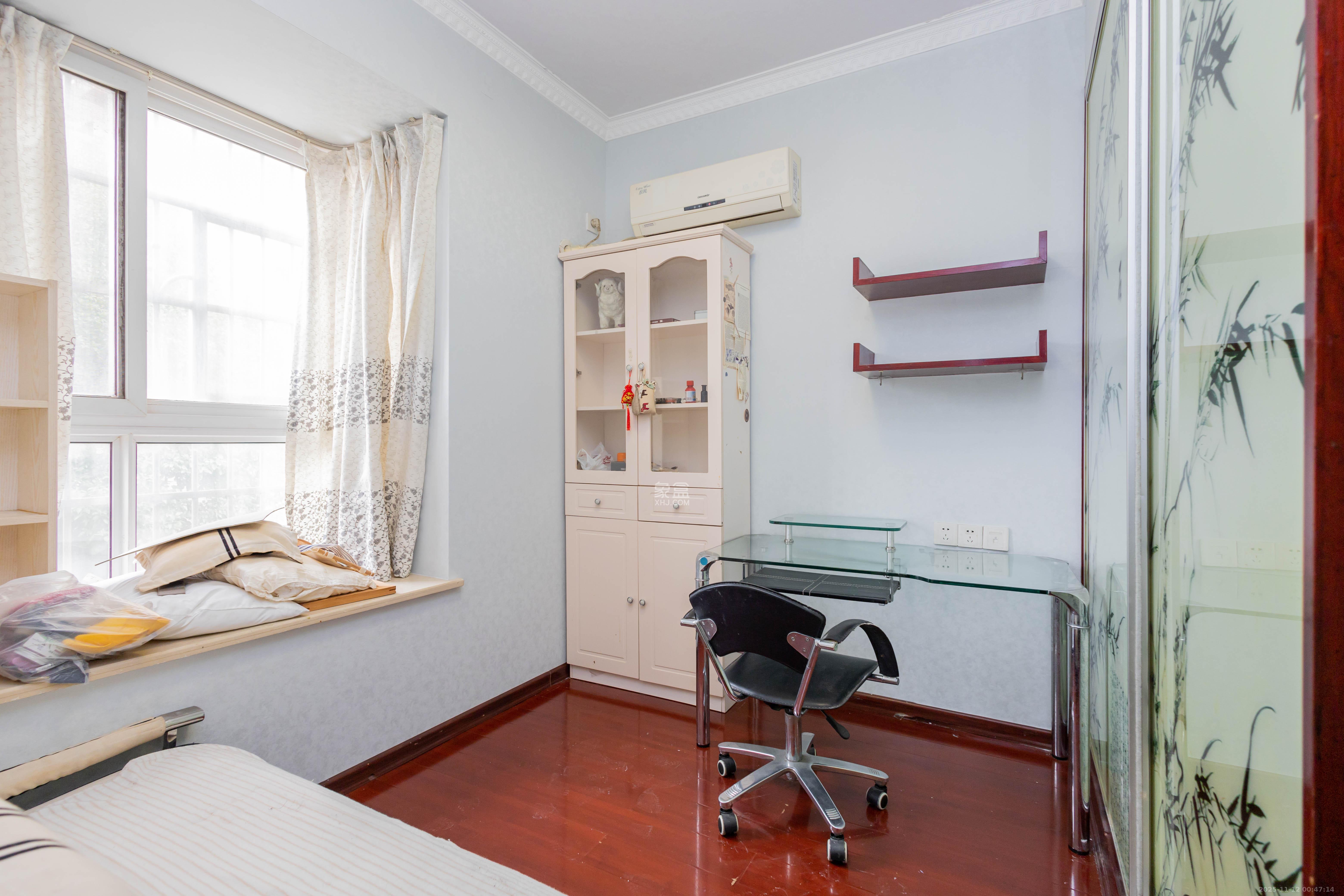 东门尚苑 3室2厅1卫 58.0万 东门尚苑 3室2厅1卫 58.0万卧室