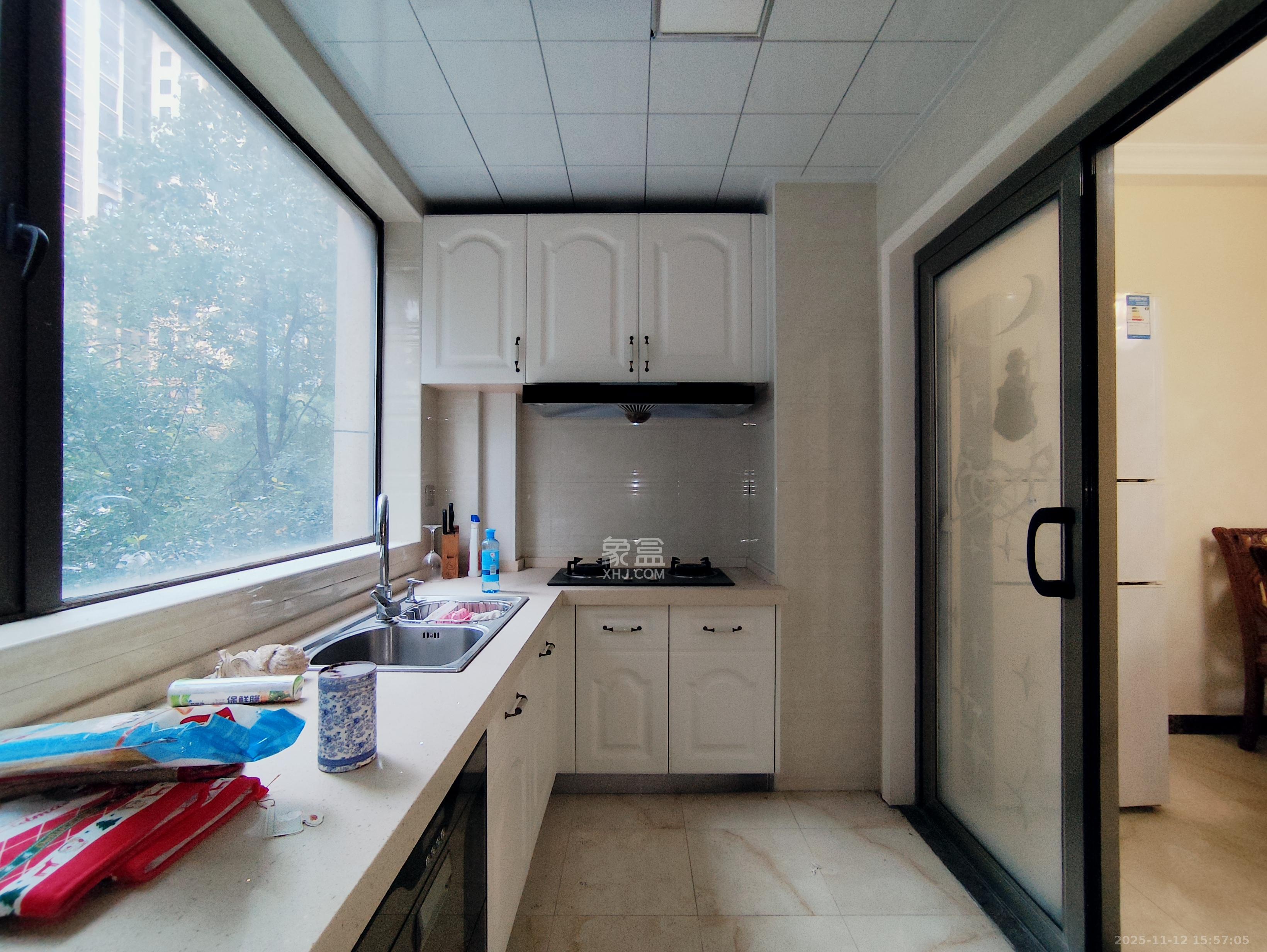 旭辉华庭 4室2厅2卫 2400.0元/月 旭辉华庭 4室2厅2卫 2400.0元/月室内图