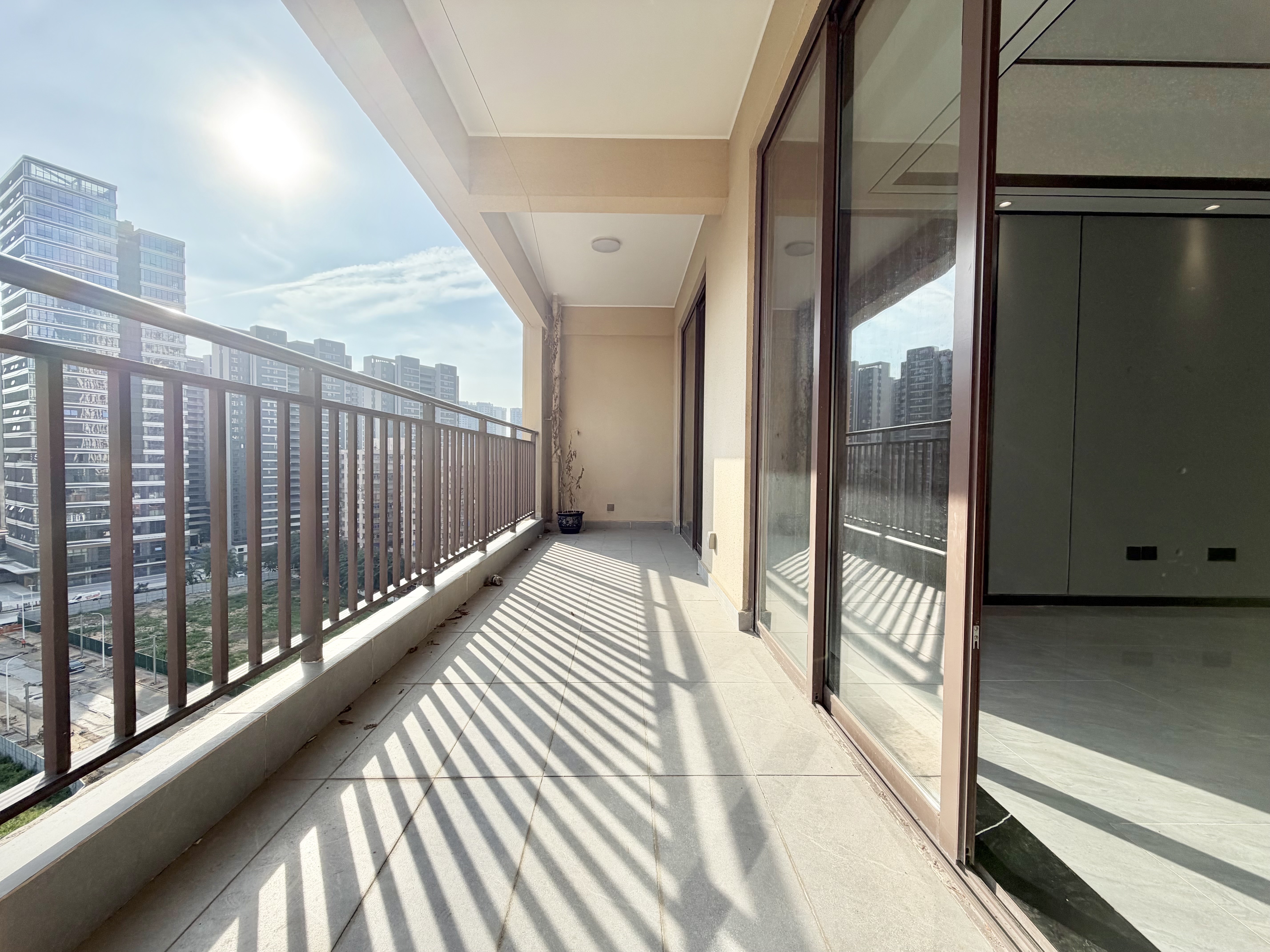 海航豪庭南苑  3室2厅2卫    5500.0元/月室内图