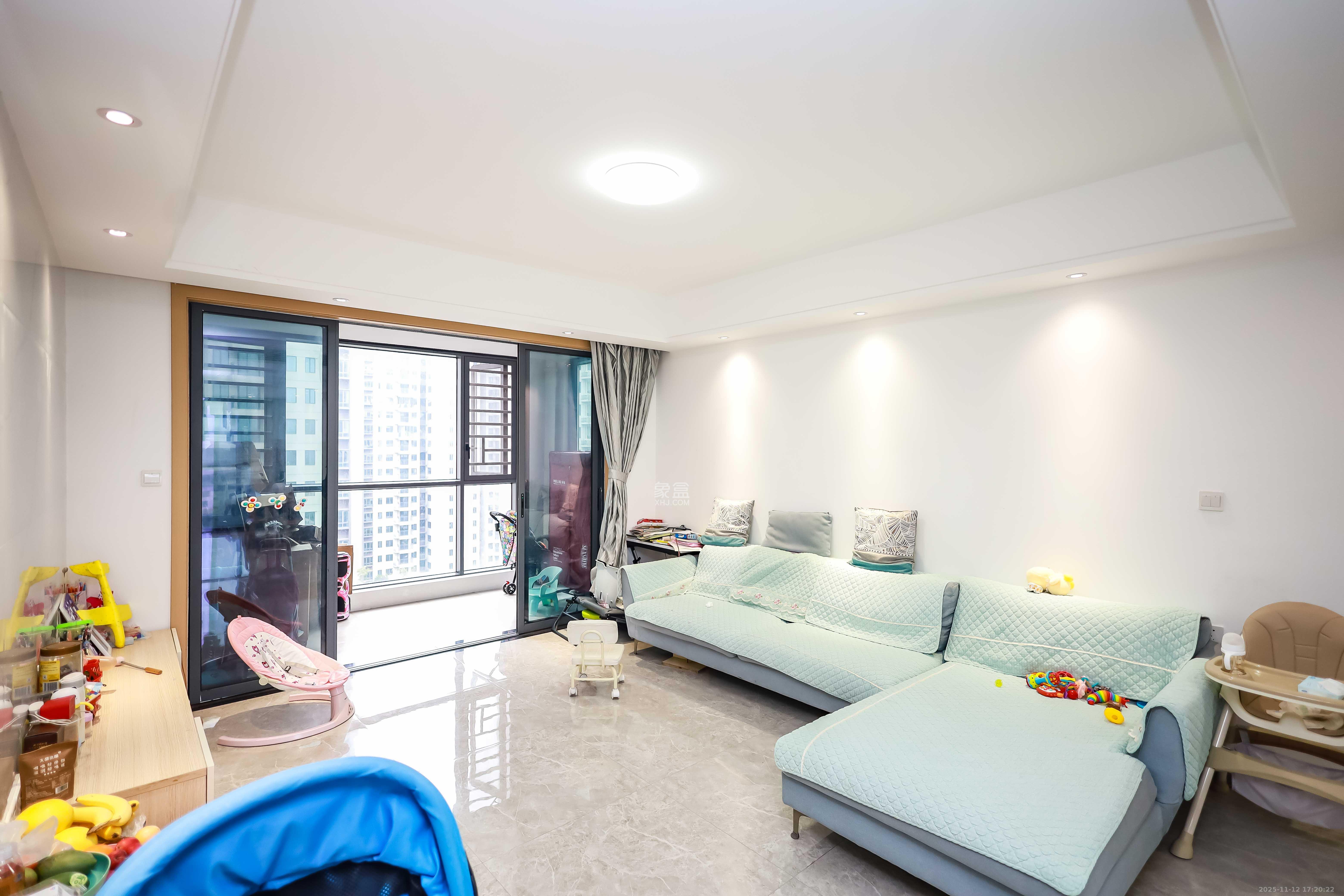 麓谷山湖郡 4室2厅2卫 121.0万 麓谷山湖郡 4室2厅2卫 121.0万客厅