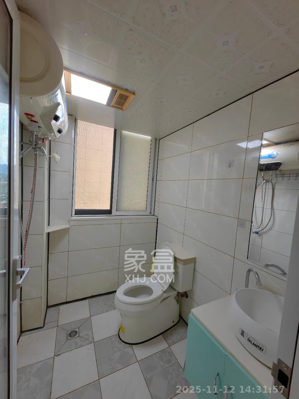 荣盛岳麓峰景  3室2厅3卫    1900.0元/月室内图