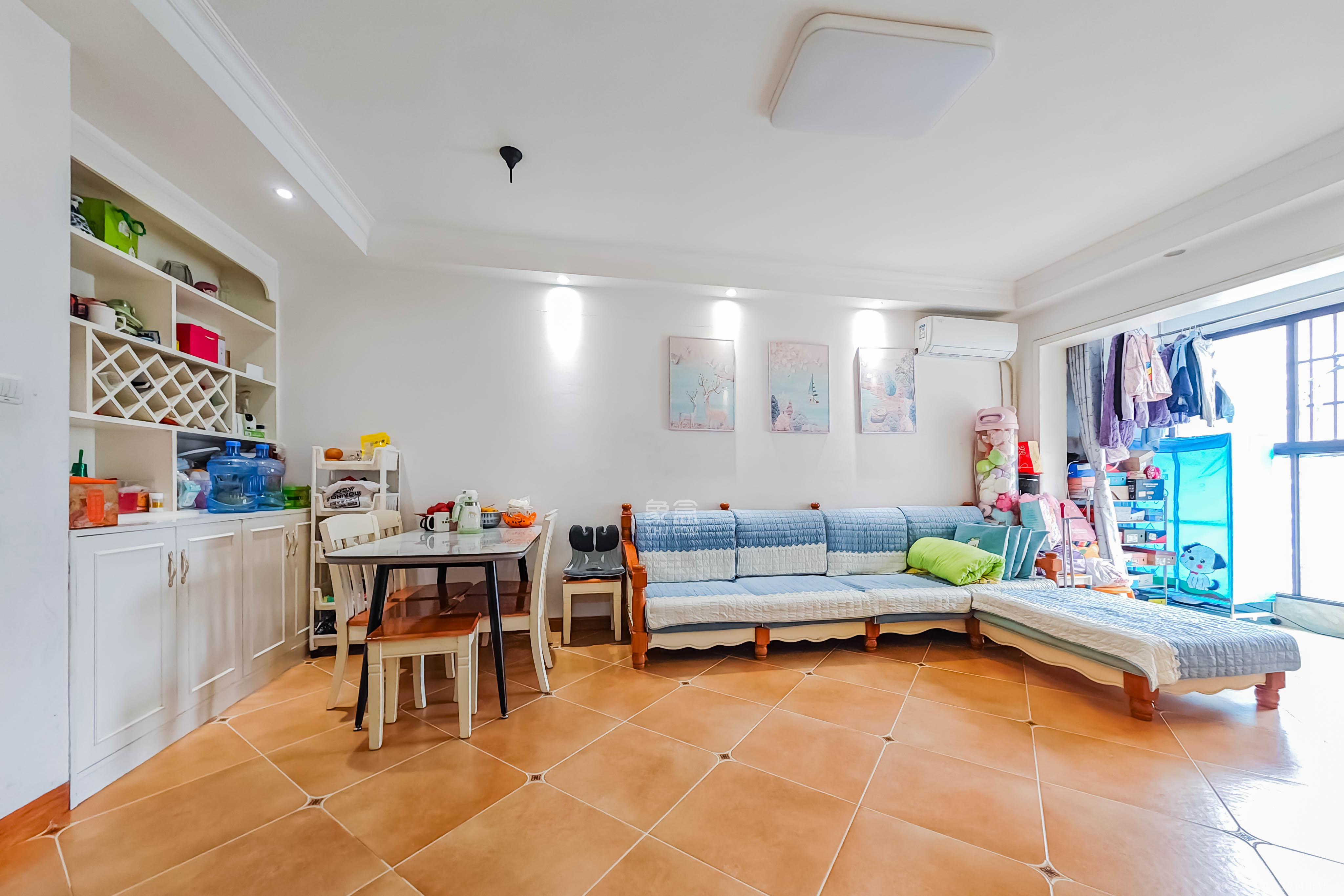 绿地之窗  4室2厅1卫    78.0万客厅