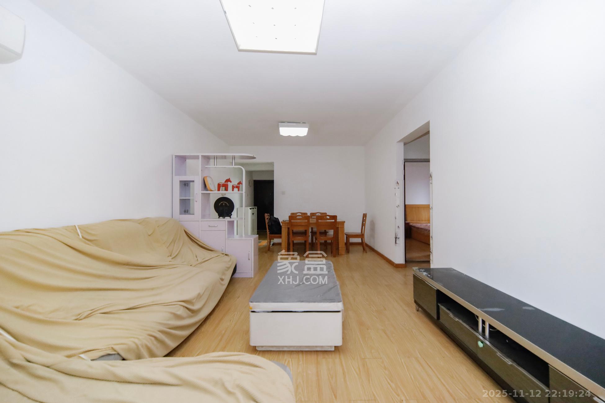 上海城小区  3室2厅2卫    88.0万客厅