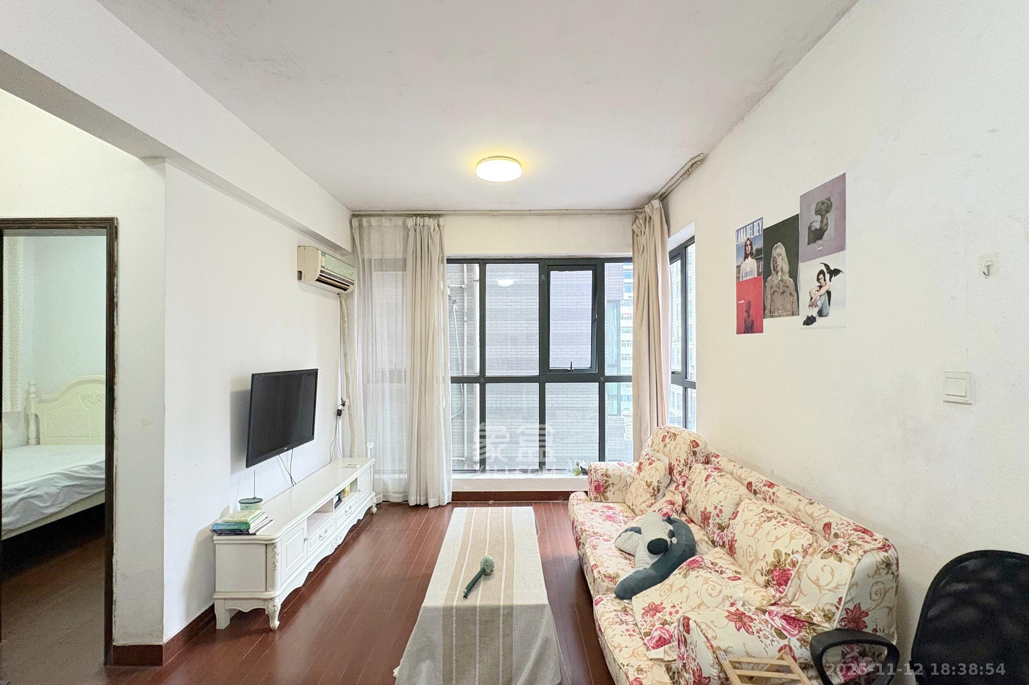 中天广场 1室1厅1卫 55.0万 中天广场 1室1厅1卫 55.0万客厅