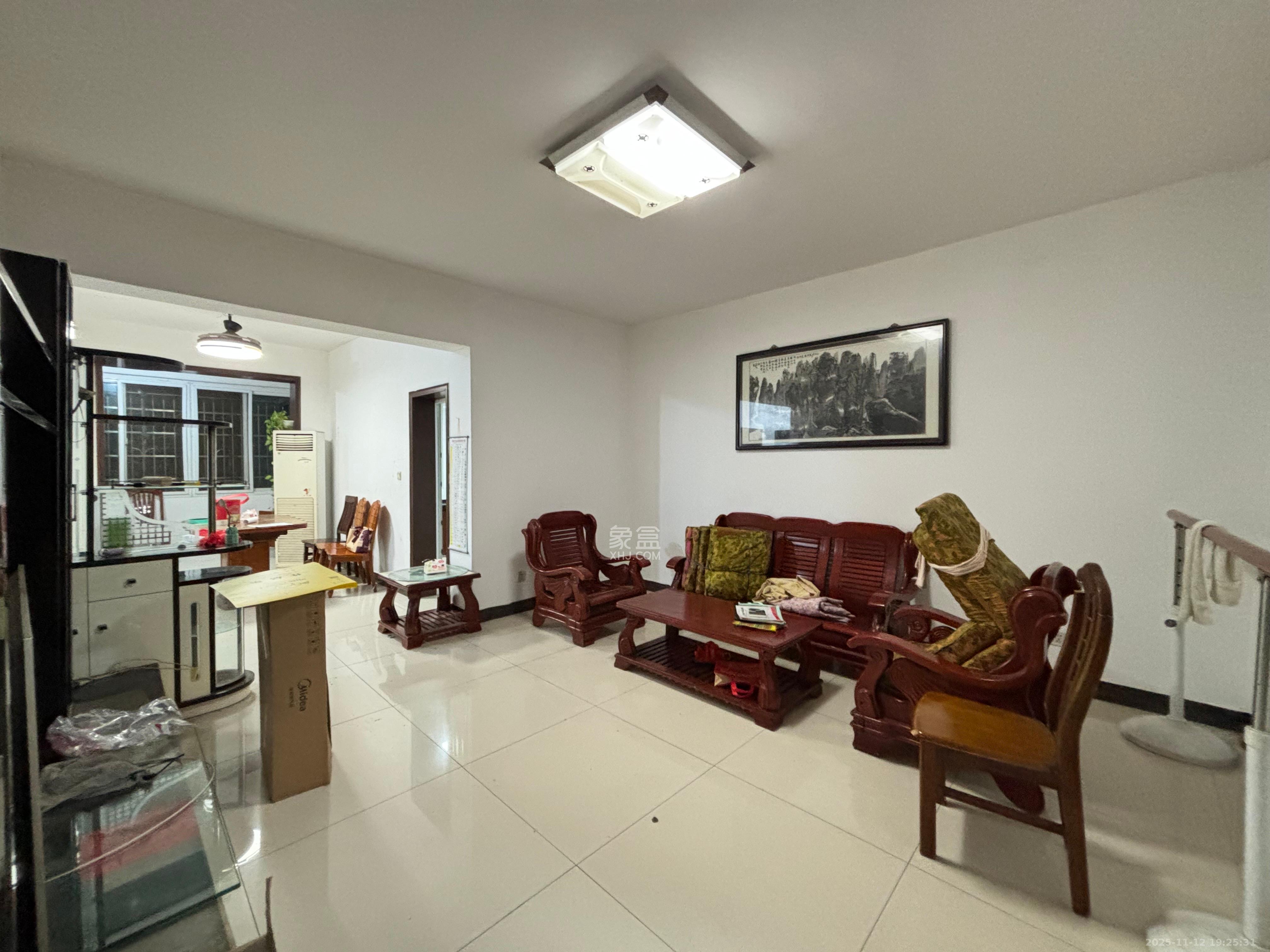 岳北社区  3室1厅2卫    2400.0元/月