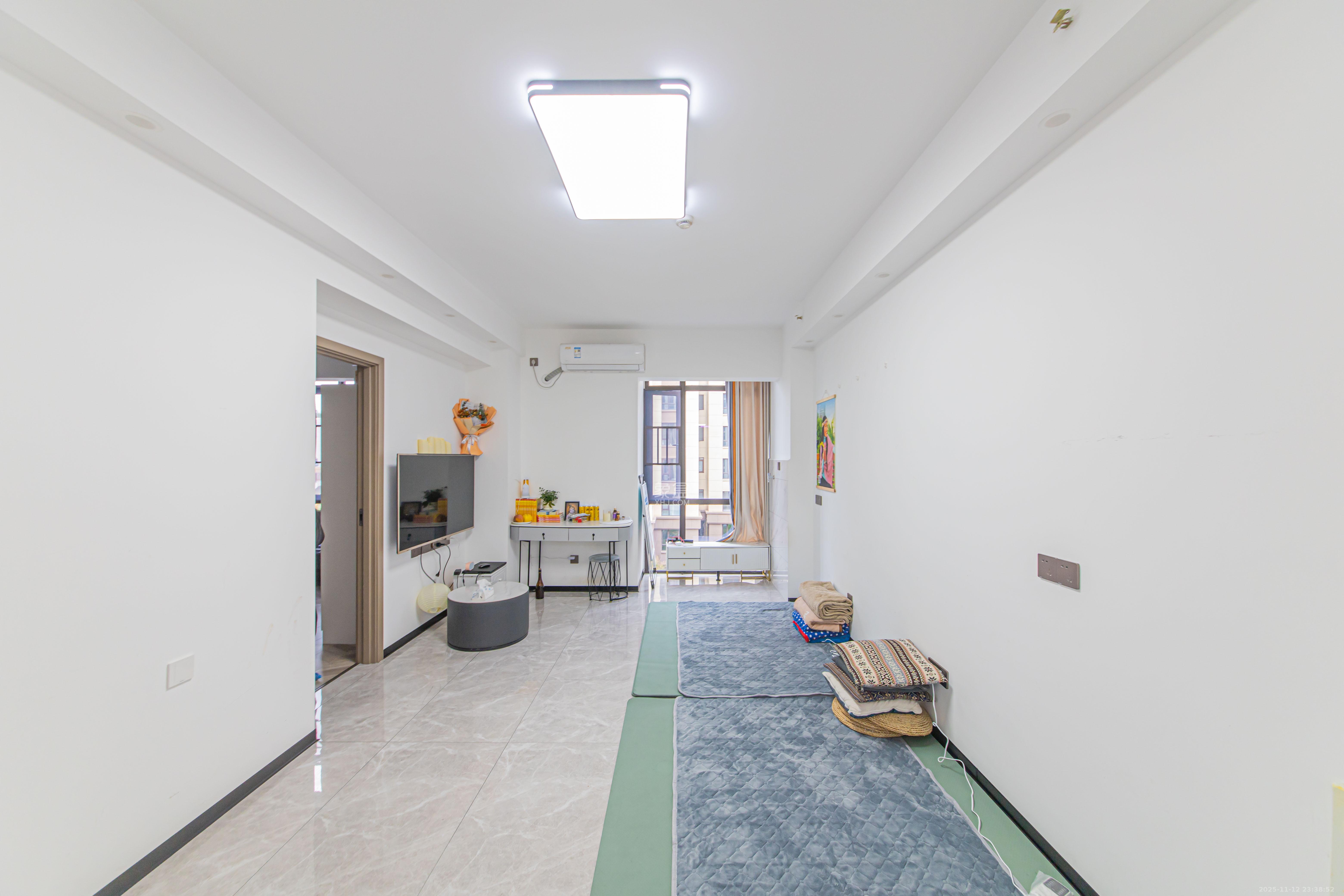 鑫远紫樾香山二期 1室1厅1卫 73.0万 鑫远紫樾香山二期 1室1厅1卫 73.0万客厅