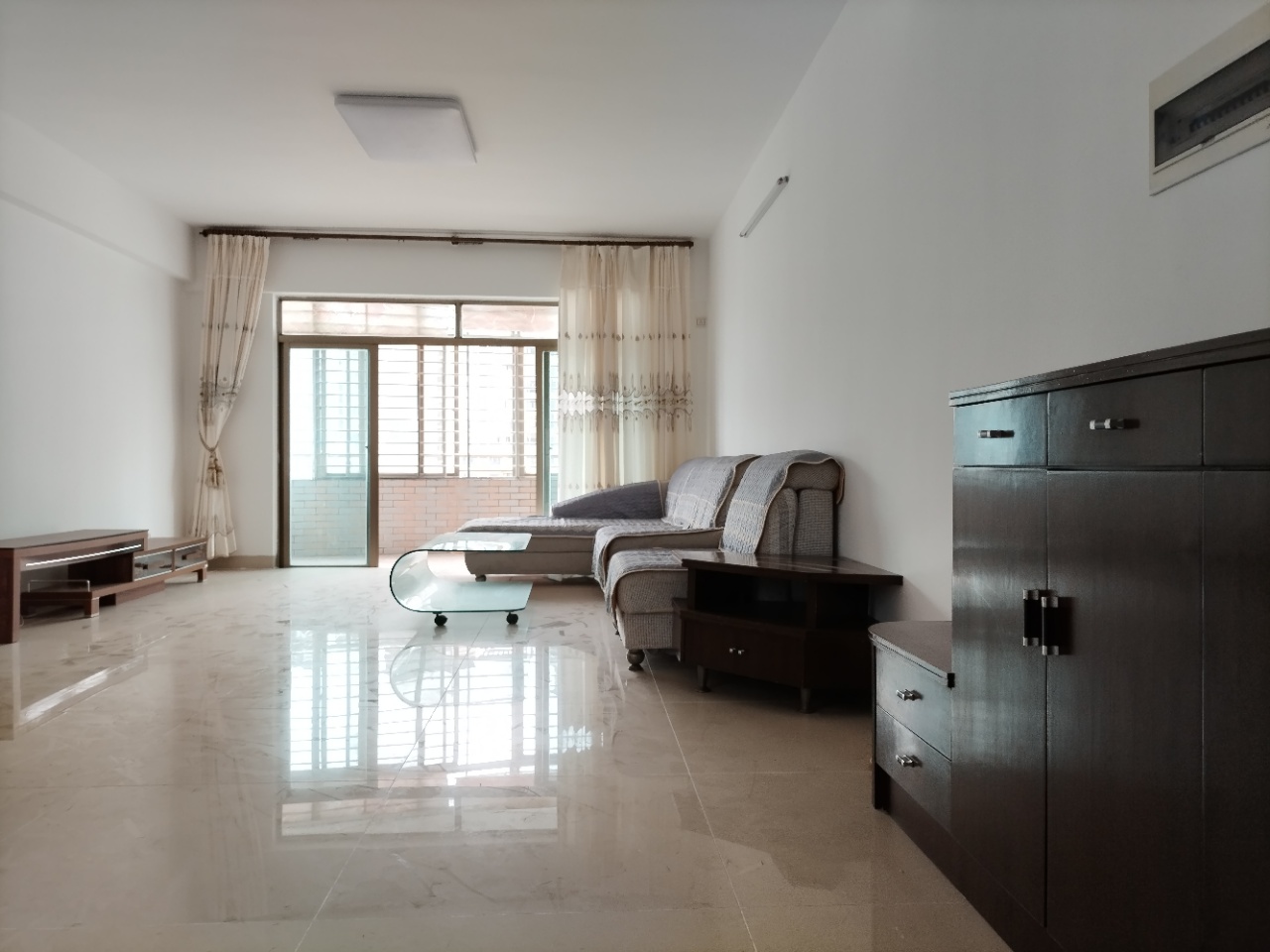 金鹿公寓  3室2厅2卫    160.0万客厅