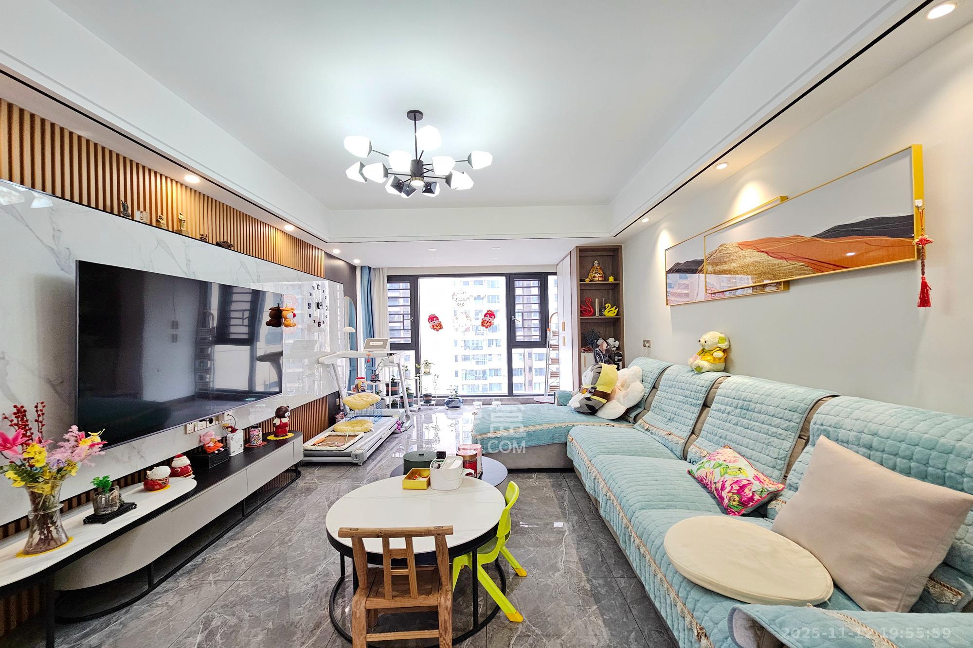 长房东旭国际  3室2厅2卫    150.0万客厅