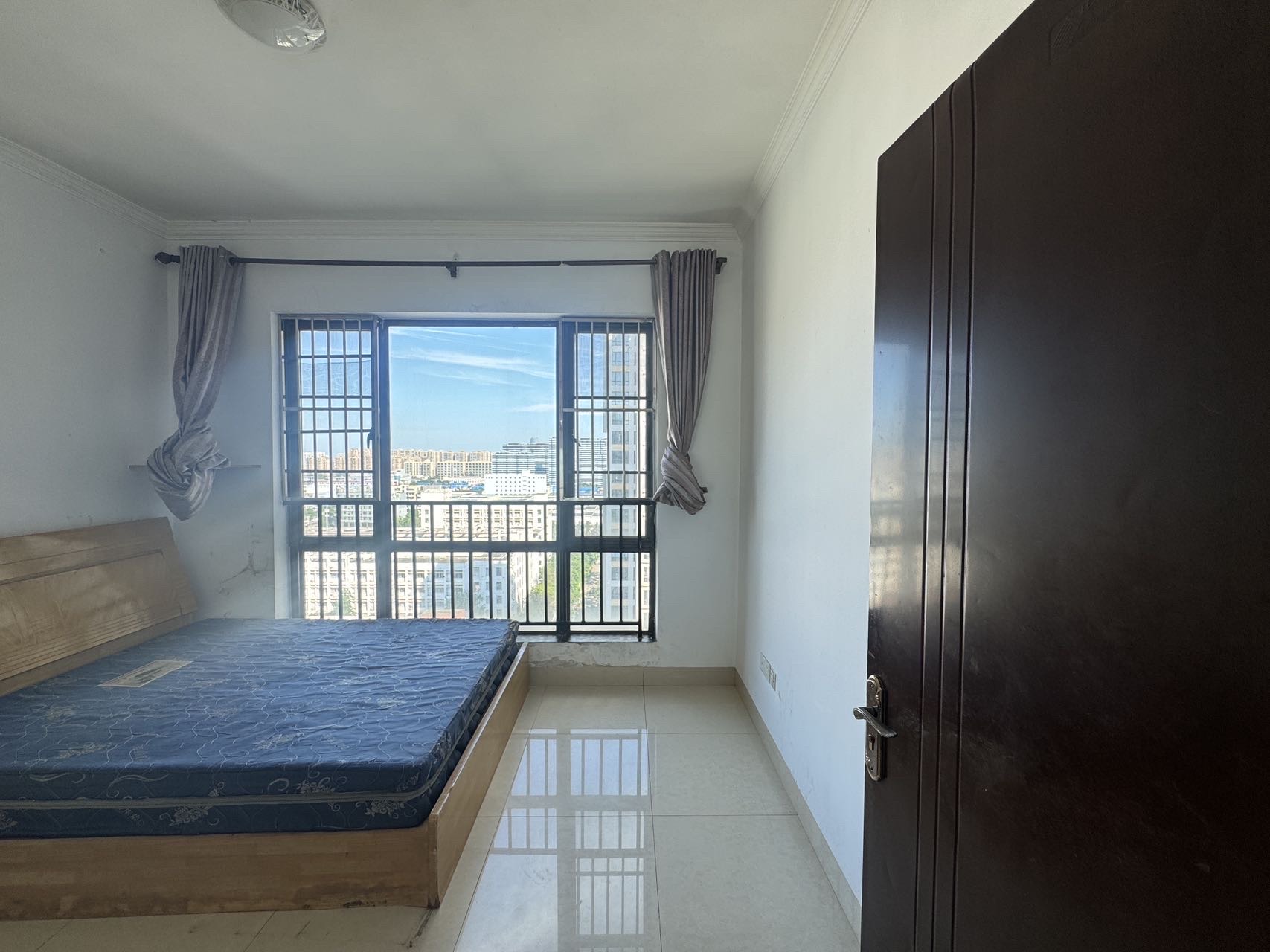 锦地翰城一期  3室2厅2卫    135.0万客厅