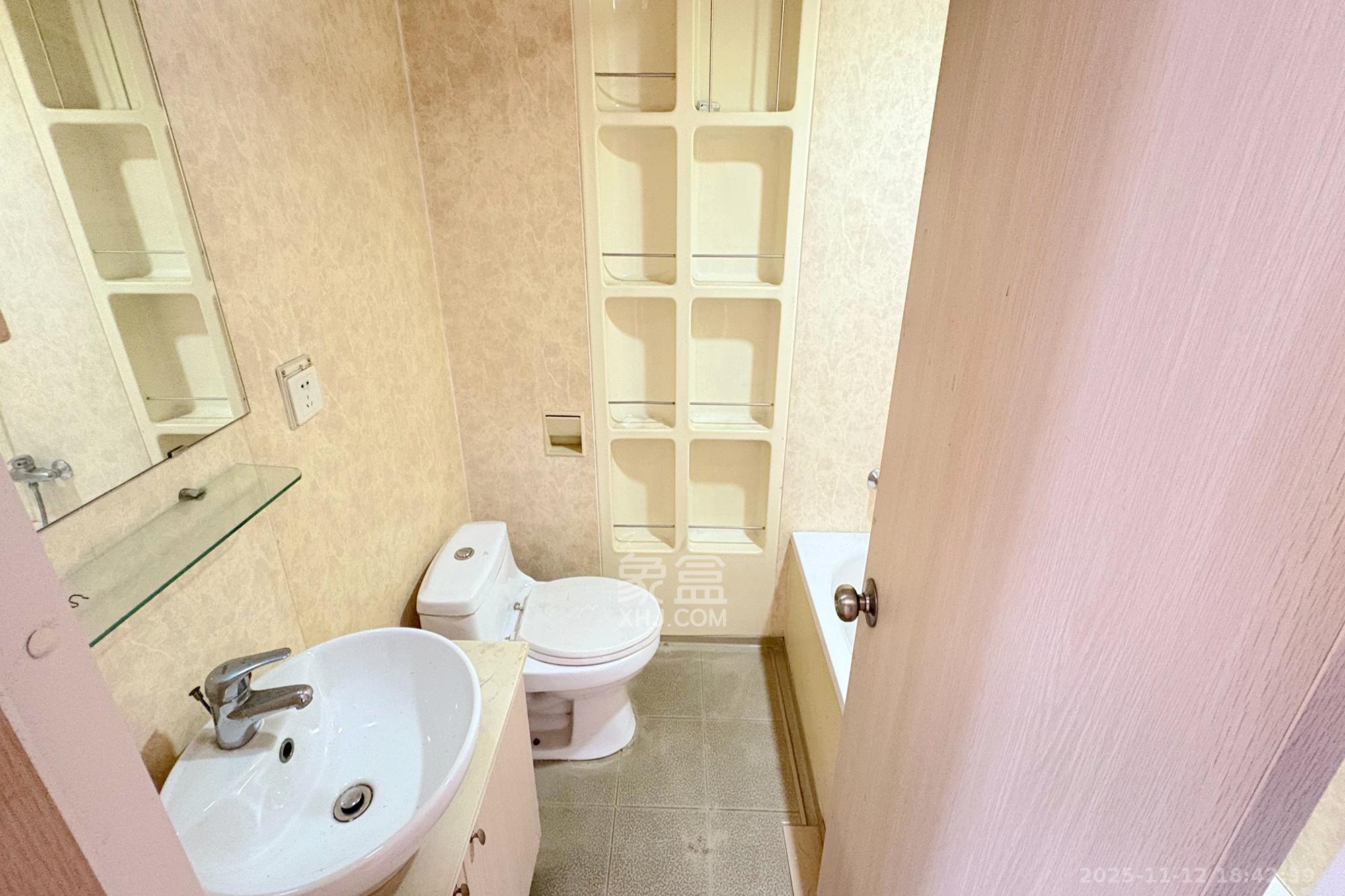 盛世美居荷园 2室2厅2卫 110.0万 盛世美居荷园 2室2厅2卫 110.0万卫生间