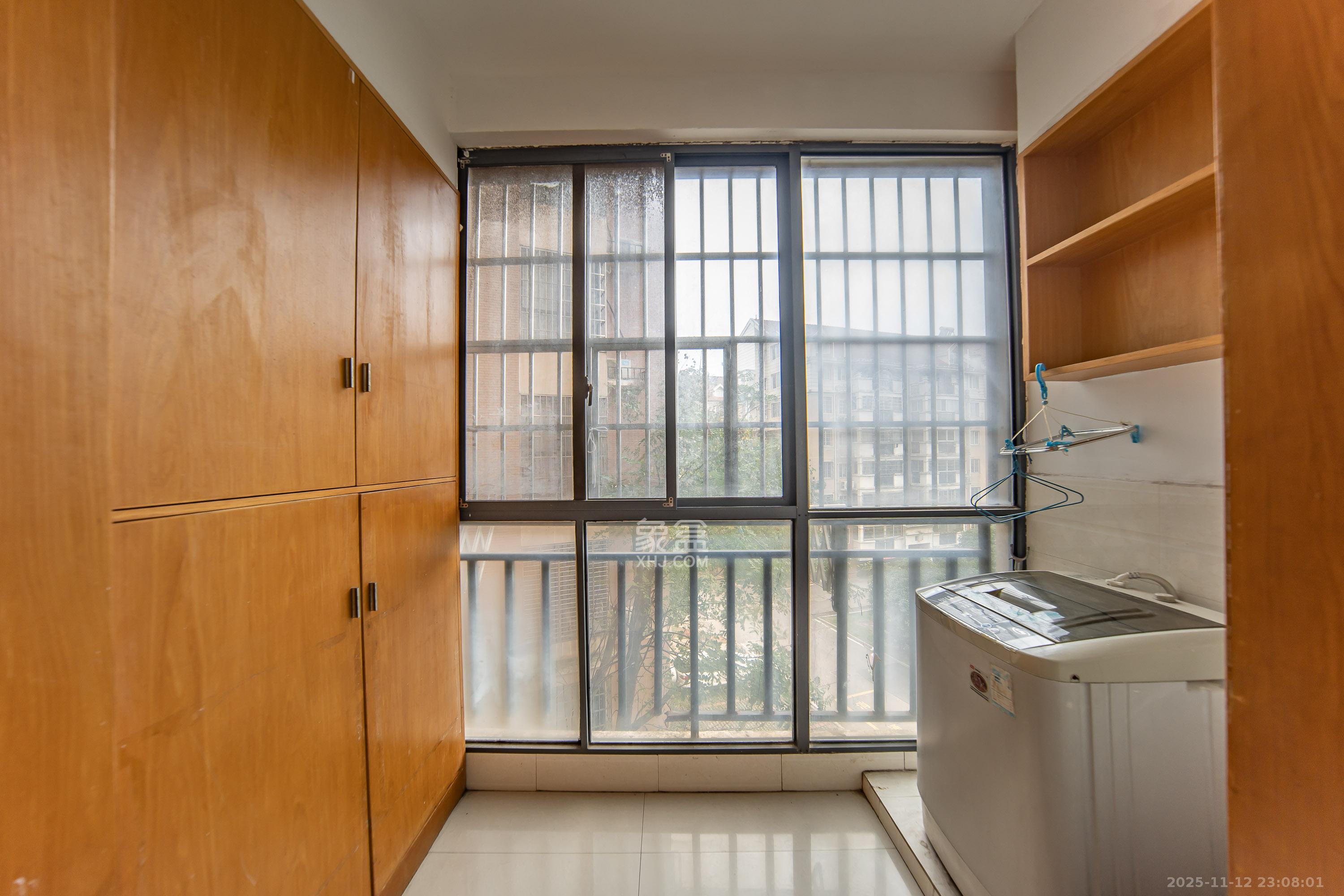 枫华府第 3室2厅2卫 63.8万 枫华府第 3室2厅2卫 63.8万阳台