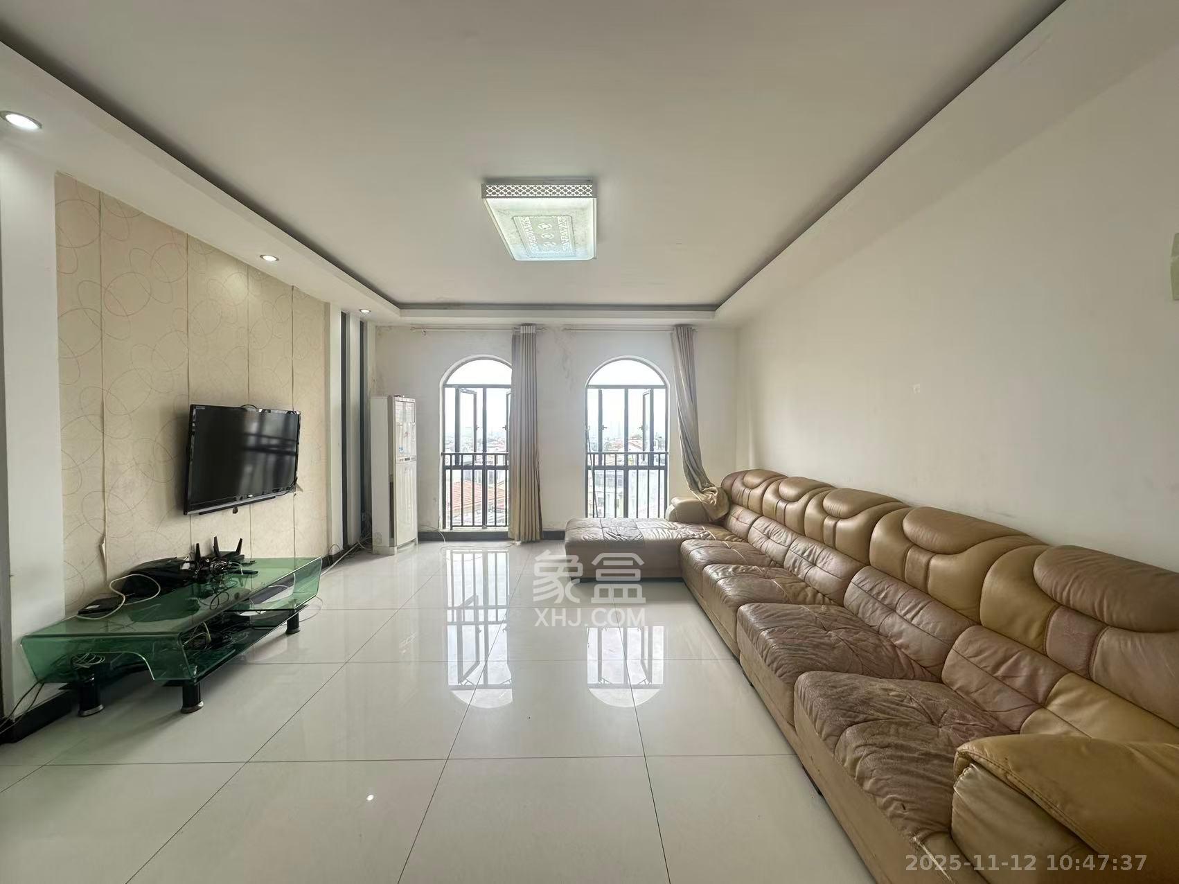 鹏基诺亚山林  4室2厅2卫    2000.0元/月