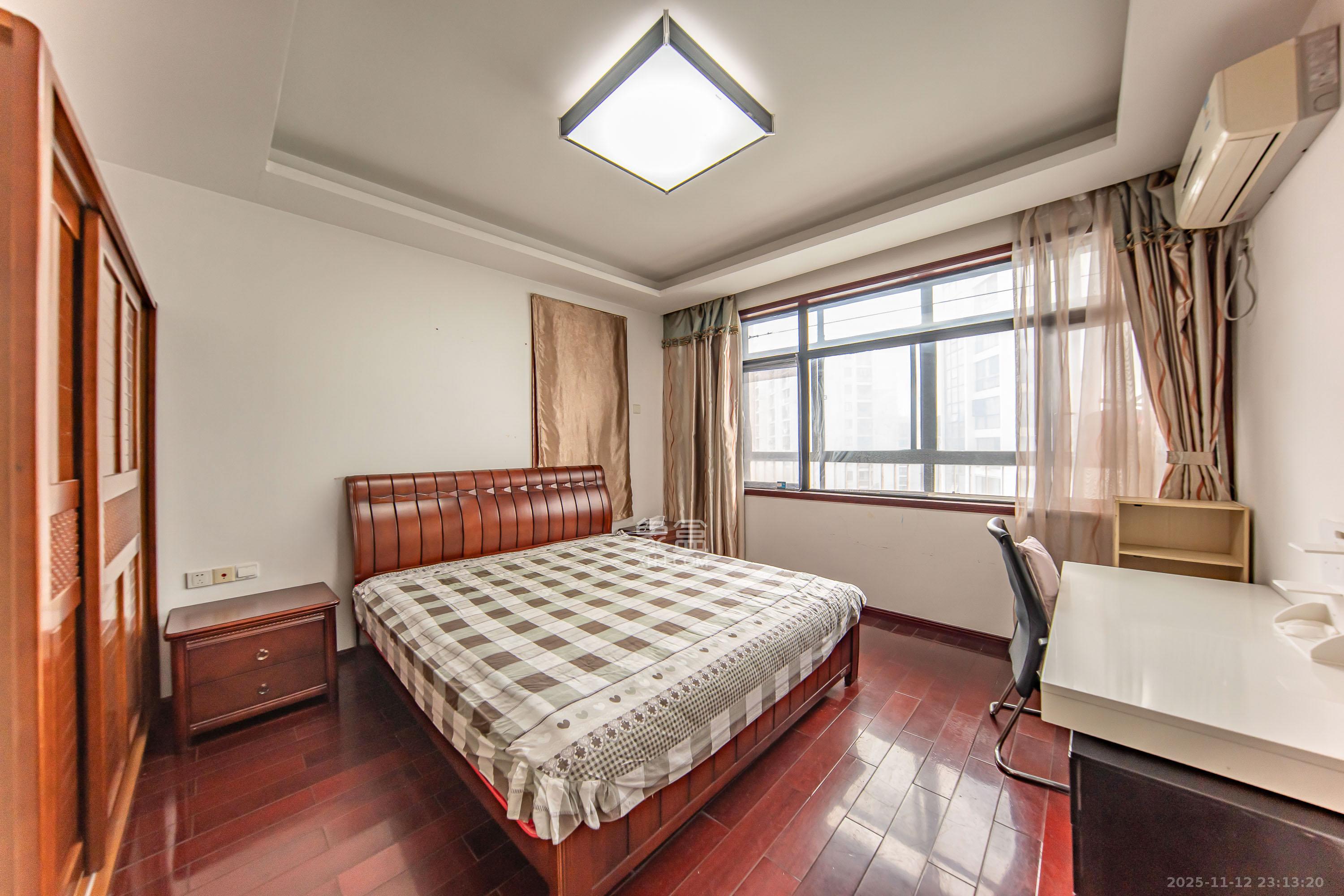 阳光100三期  3室3厅2卫    118.0万卧室