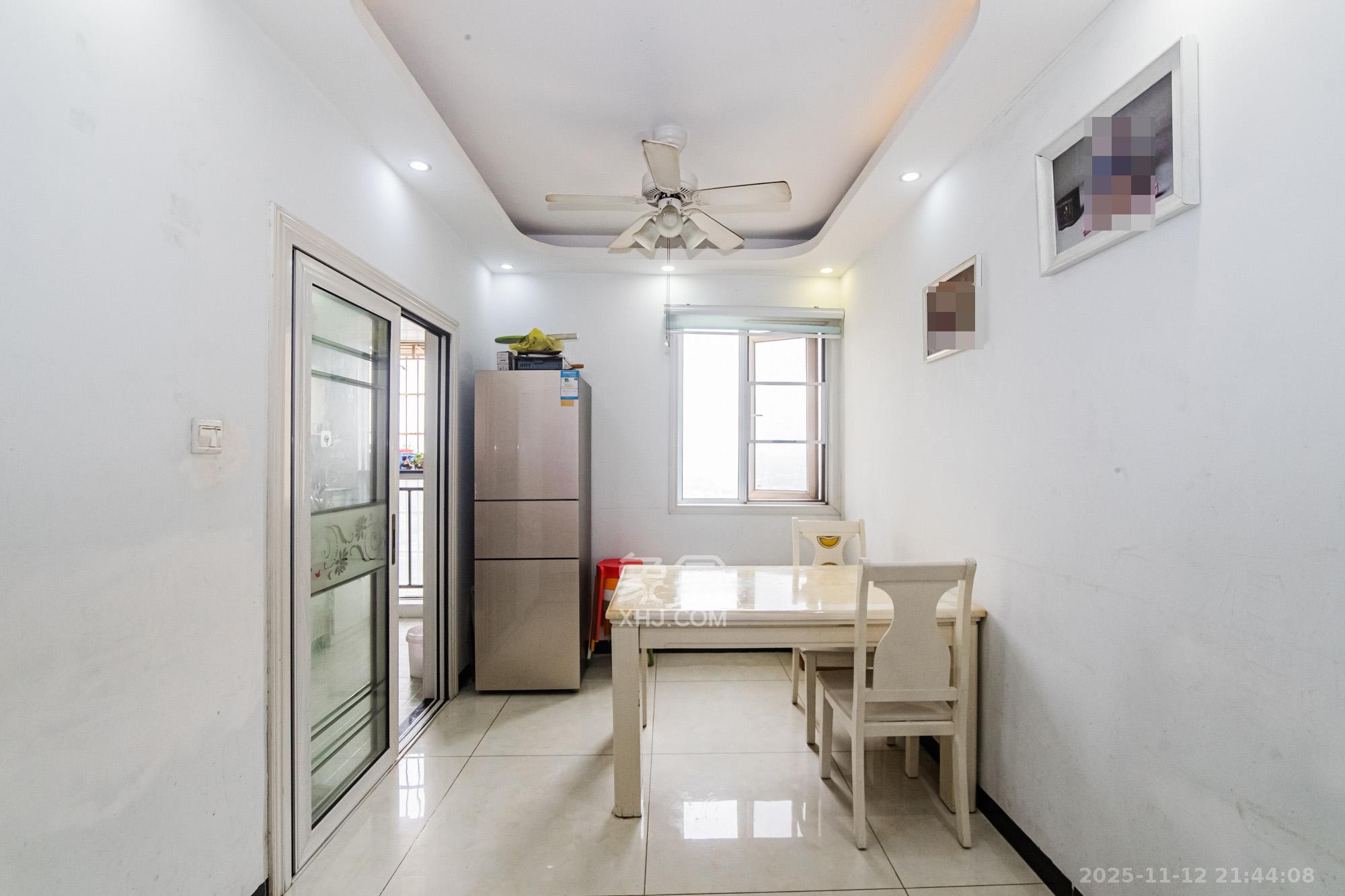 万国城（当代满庭春MOMA）三期  3室2厅2卫    108.0万客厅