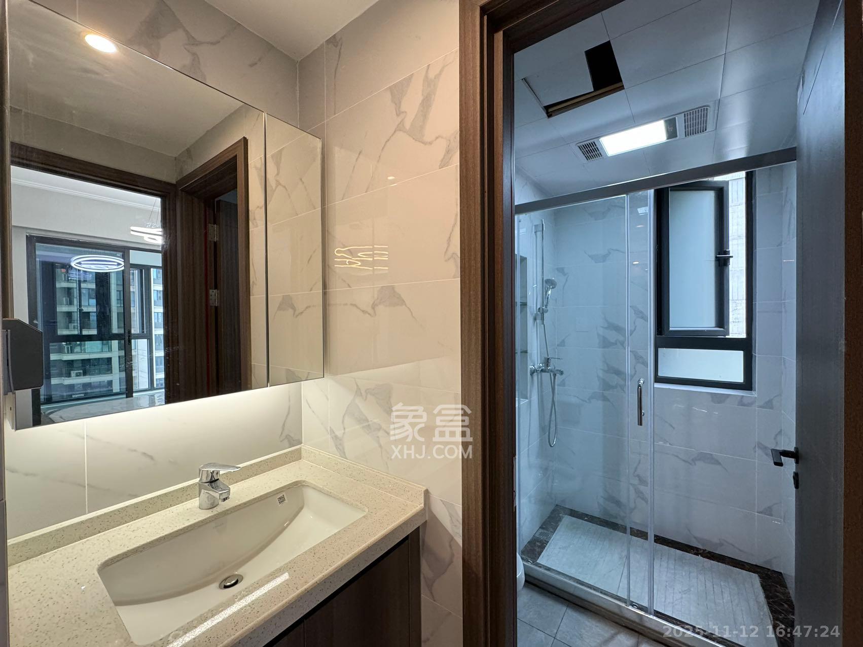 绿地V岛  3室1厅2卫    5200.0元/月室内图