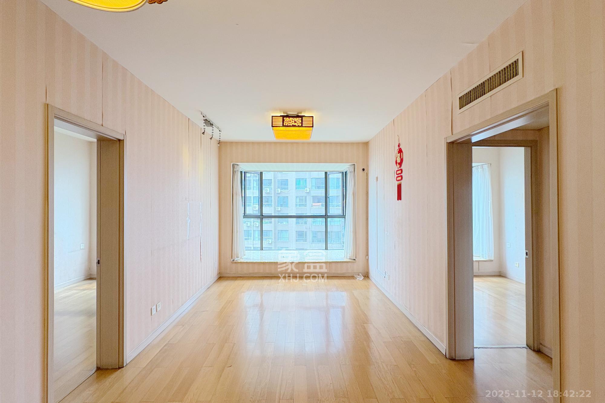 盛世美居荷园 2室2厅2卫 110.0万 盛世美居荷园 2室2厅2卫 110.0万客厅