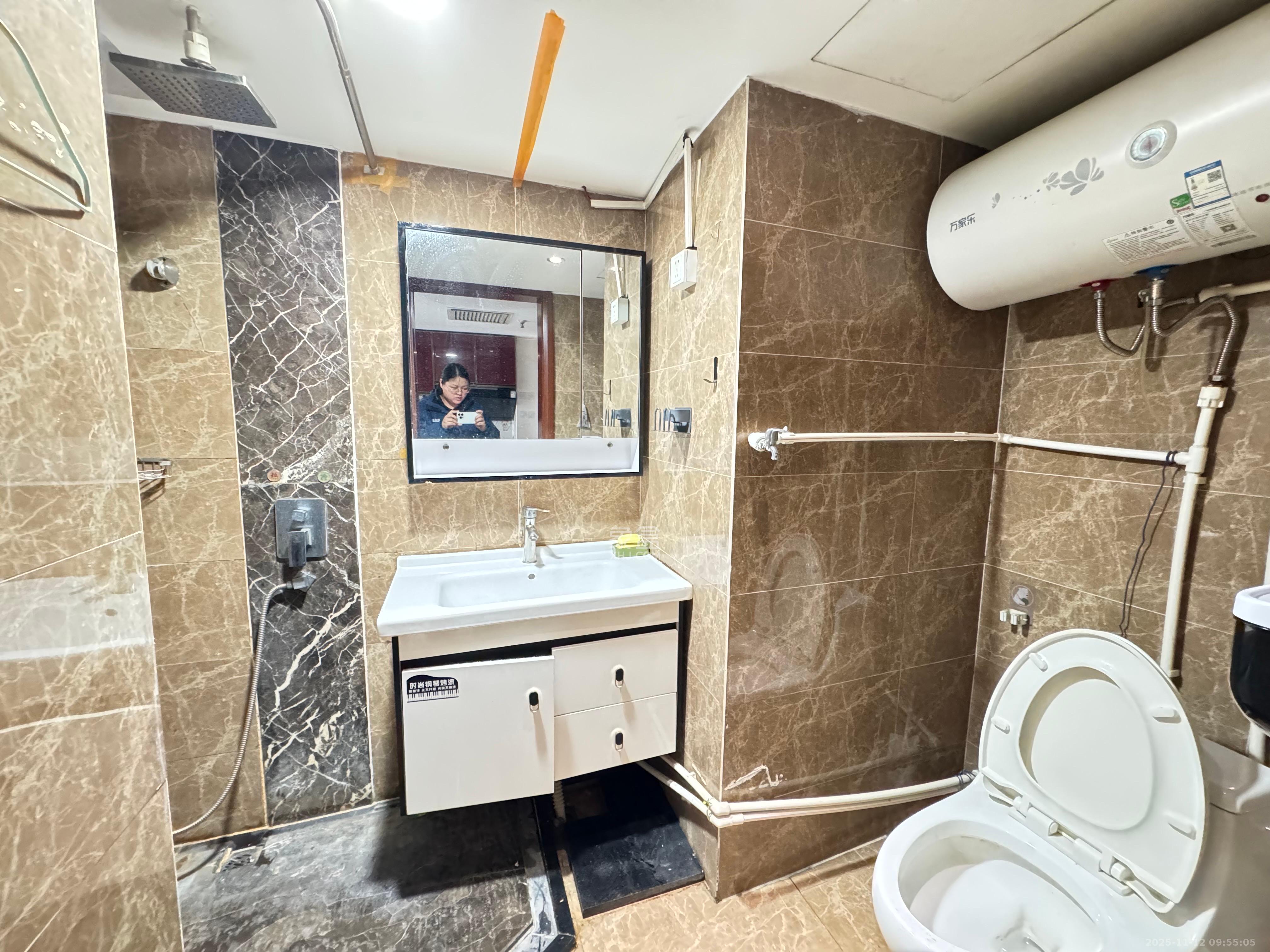 山水华景  1室1厅1卫    1200.0元/月室内图