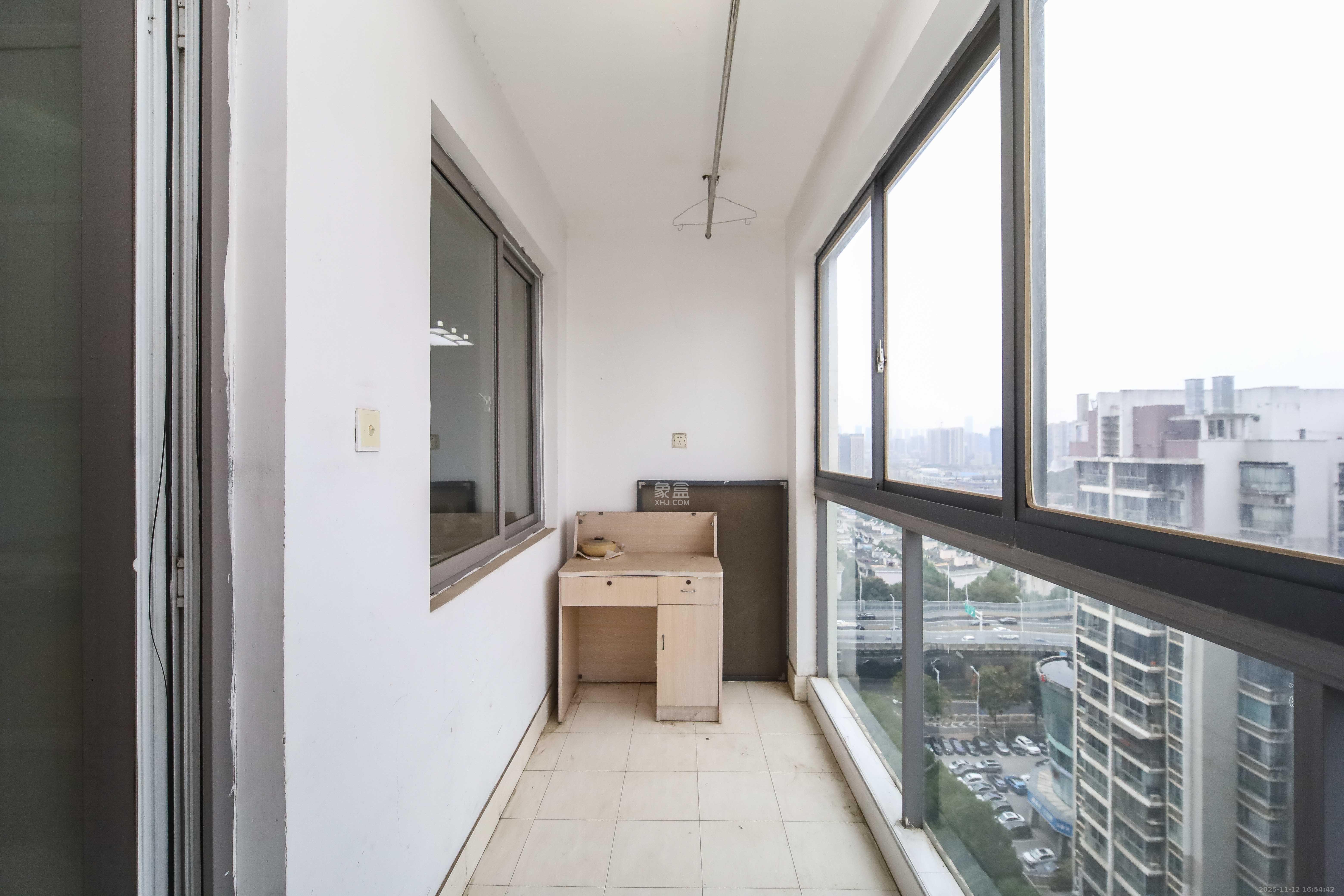 银港水晶城 3室2厅1卫 105.0万 银港水晶城 3室2厅1卫 105.0万阳台