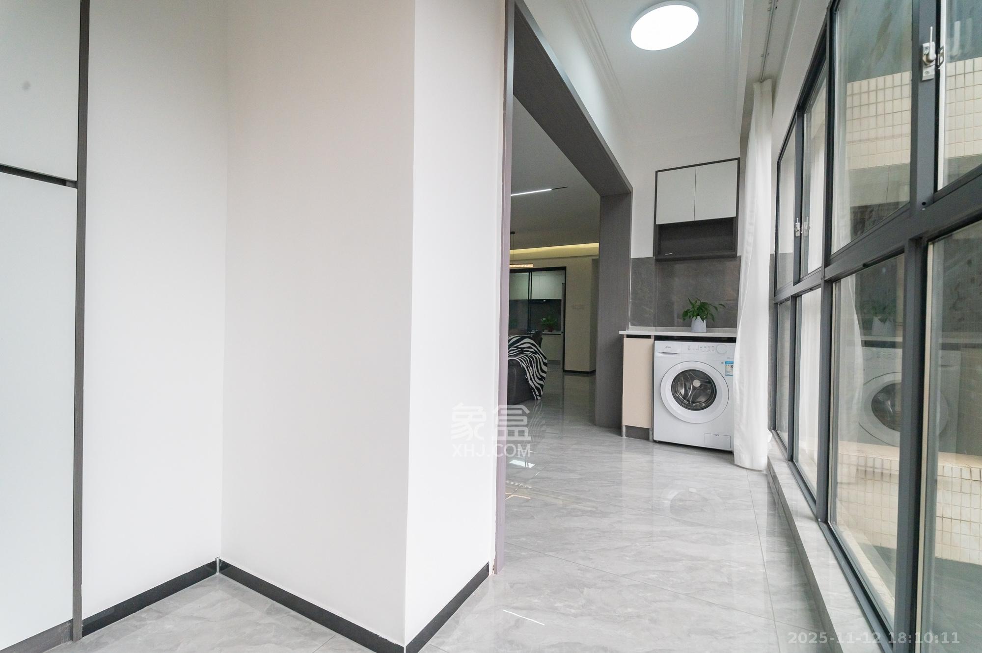 蓝山郡 4室2厅2卫 95.8万 蓝山郡 4室2厅2卫 95.8万阳台