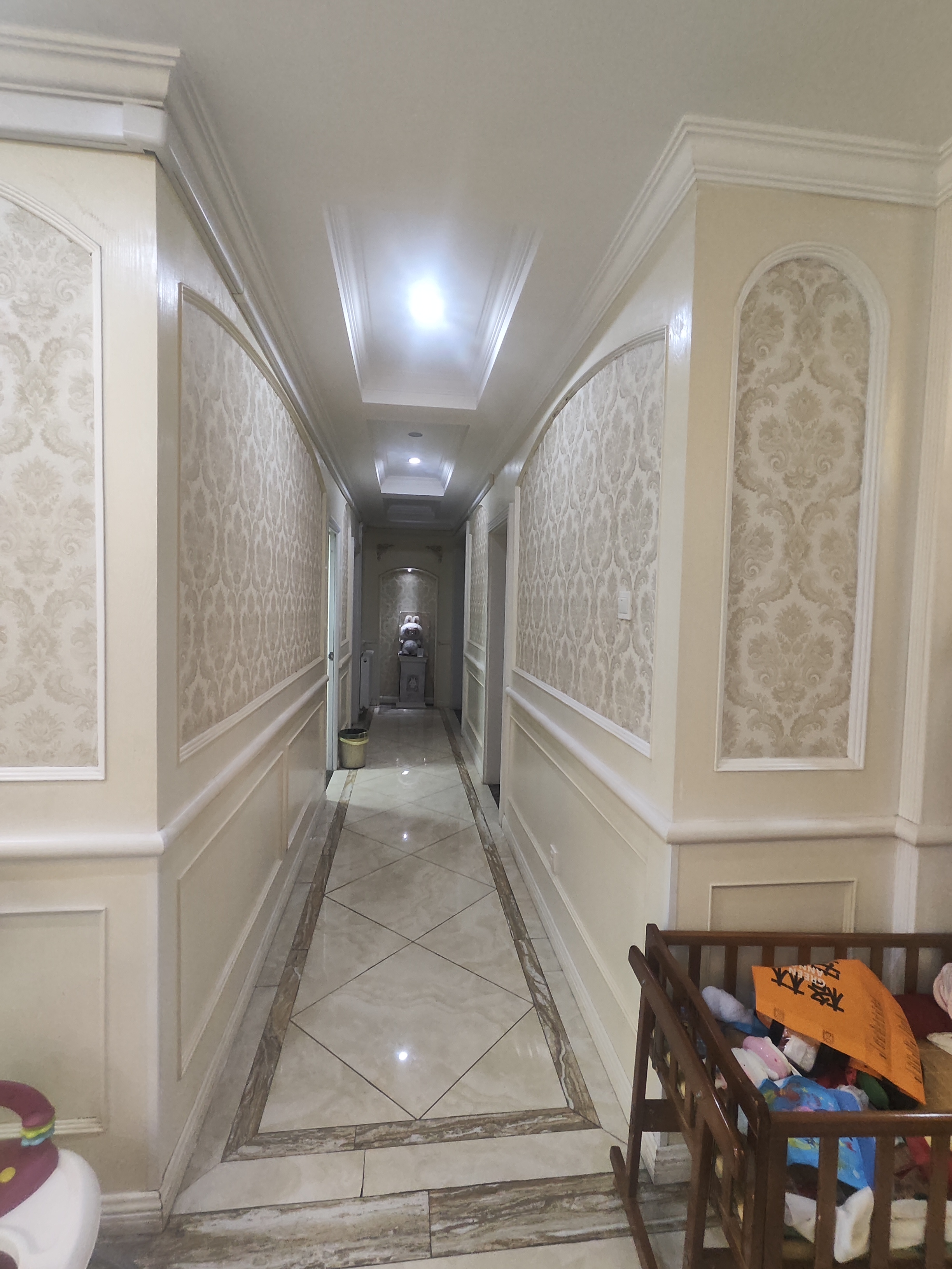 新公安局民警住宅小区  4室2厅2卫    88.0万客厅