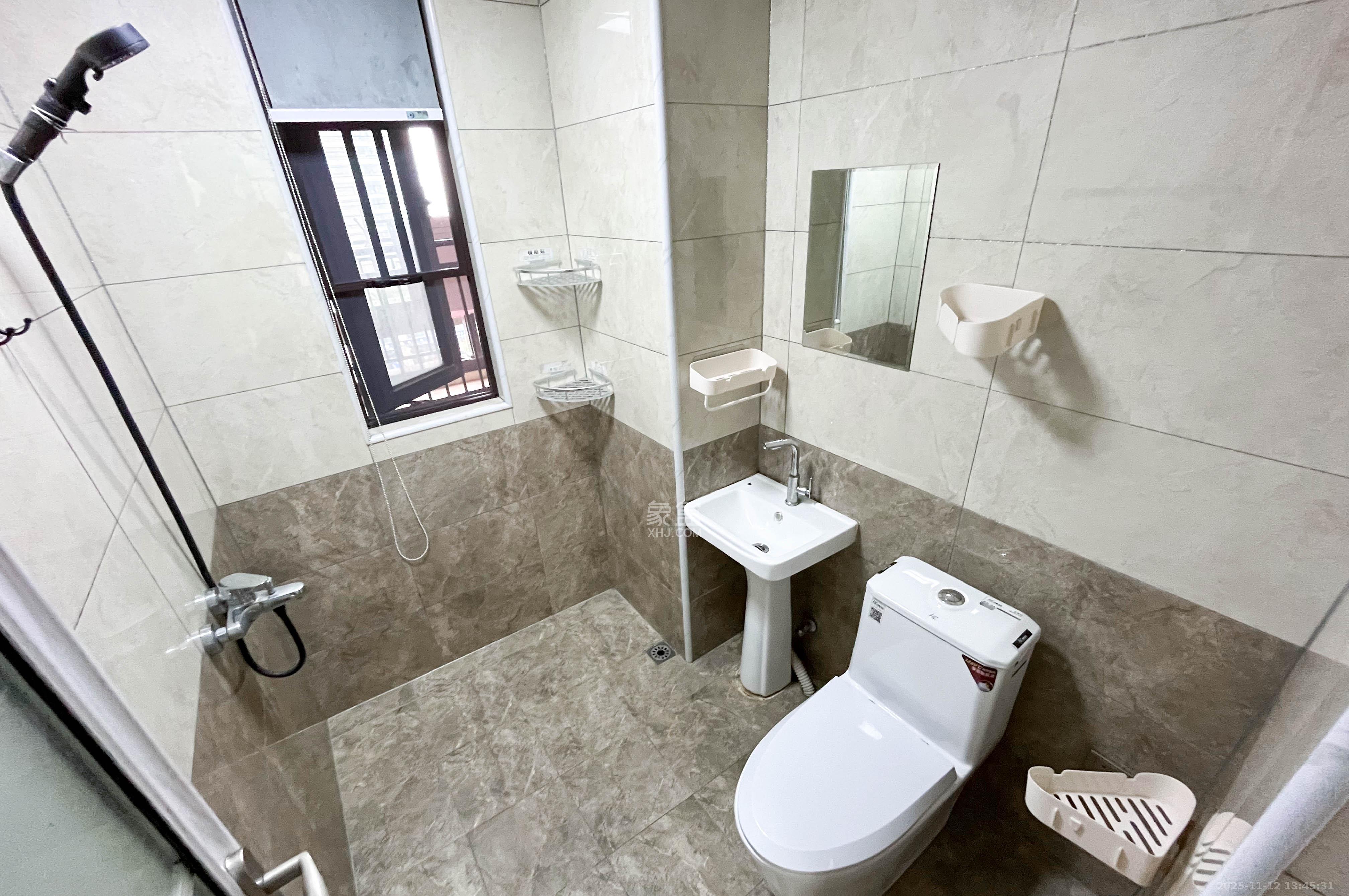 卓越浅水湾  3室2厅2卫    140.0万卫生间