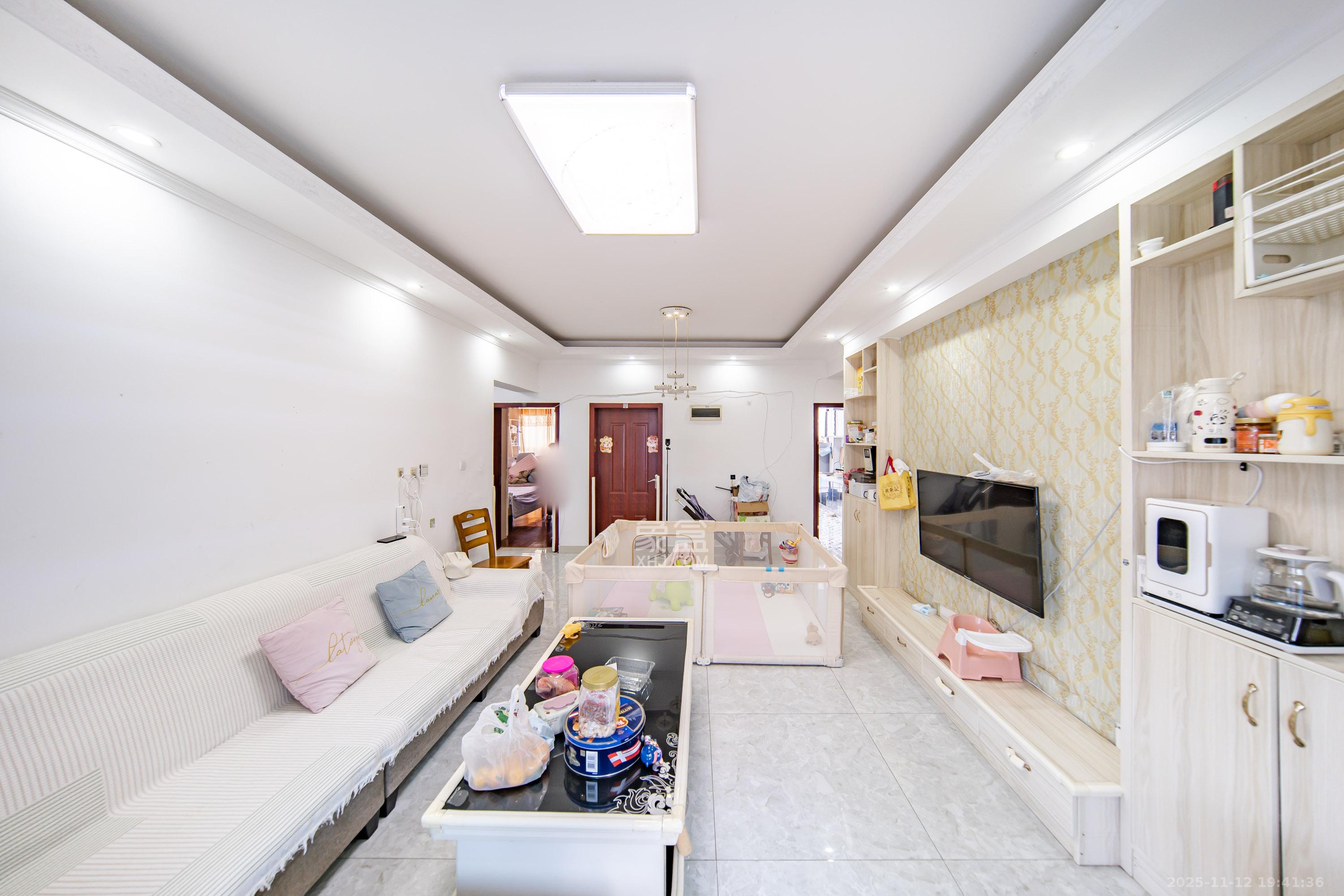 凯乐国际城  2室2厅1卫    102.0万客厅