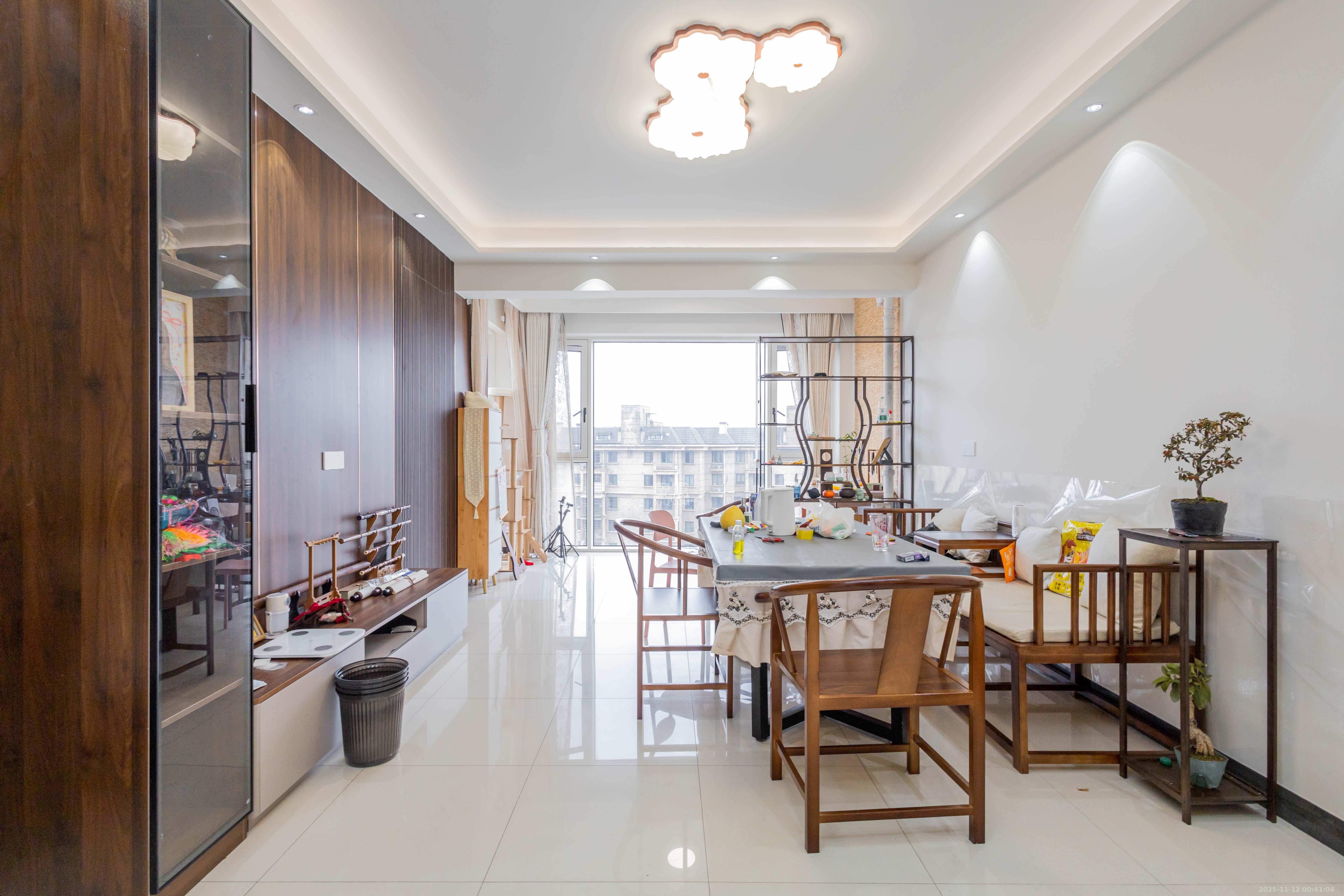 爵士湘  4室2厅1卫    68.0万客厅