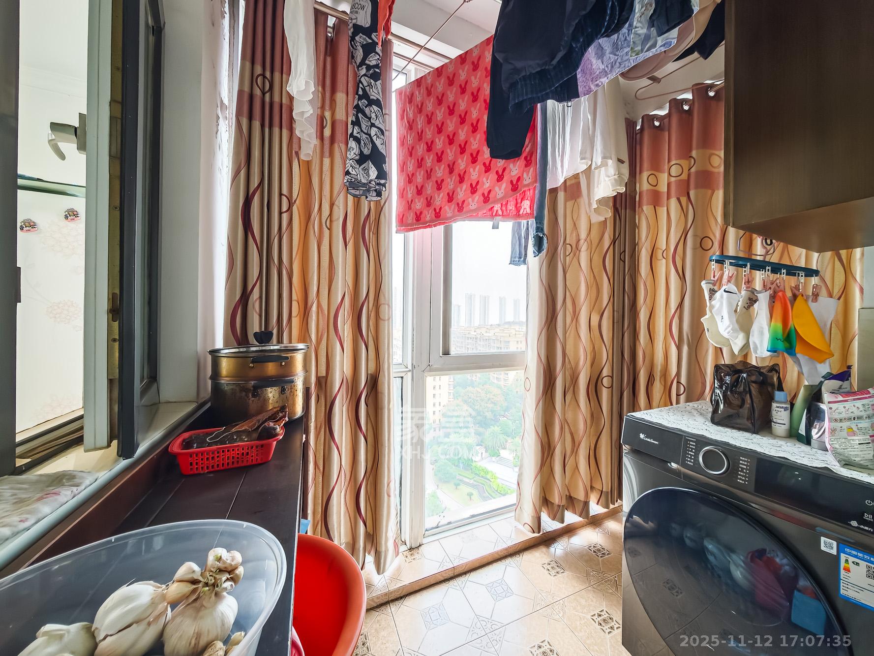 山语城一期 3室2厅2卫 98.0万 山语城一期 3室2厅2卫 98.0万阳台