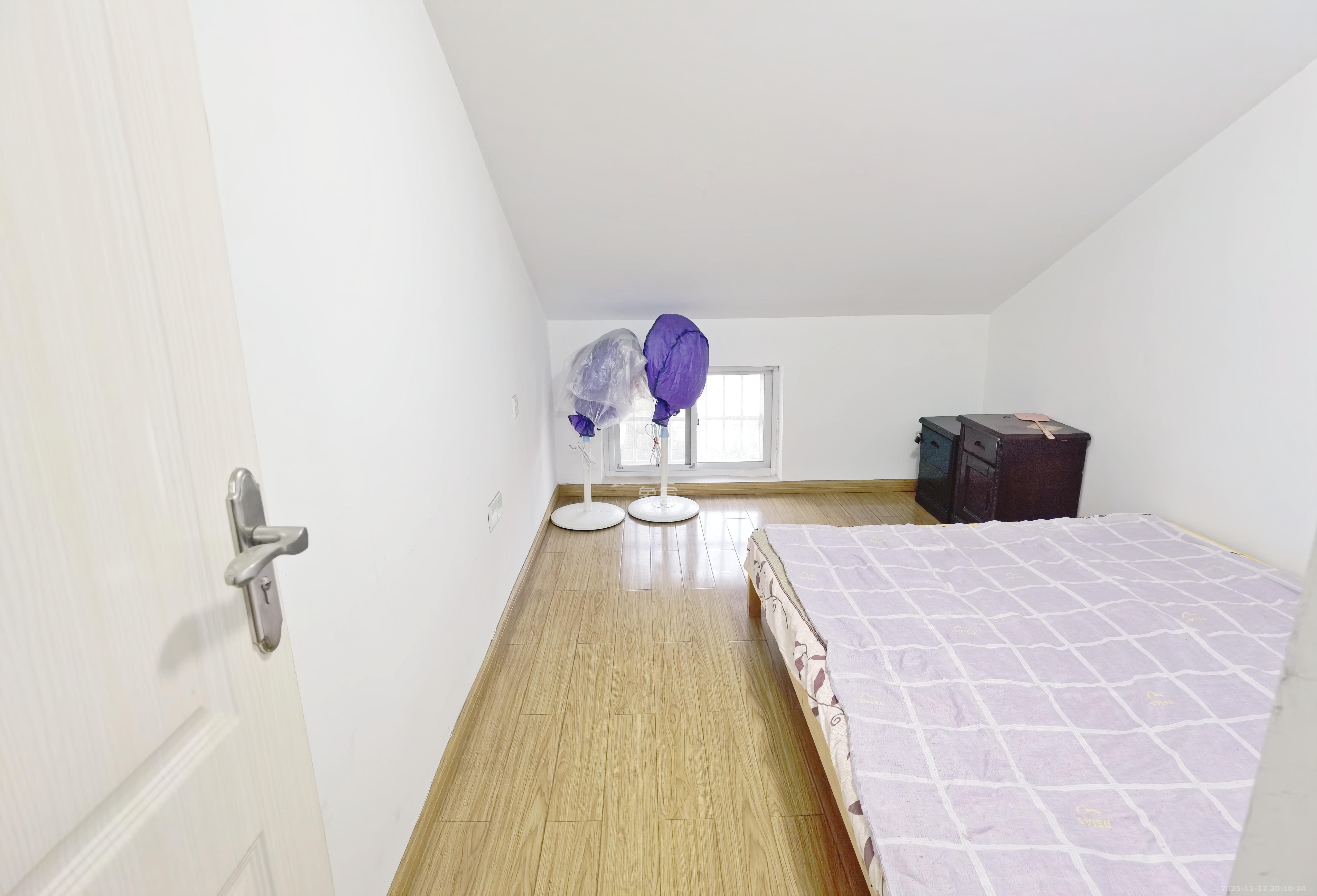 德润园  5室2厅1卫    72.0万卧室