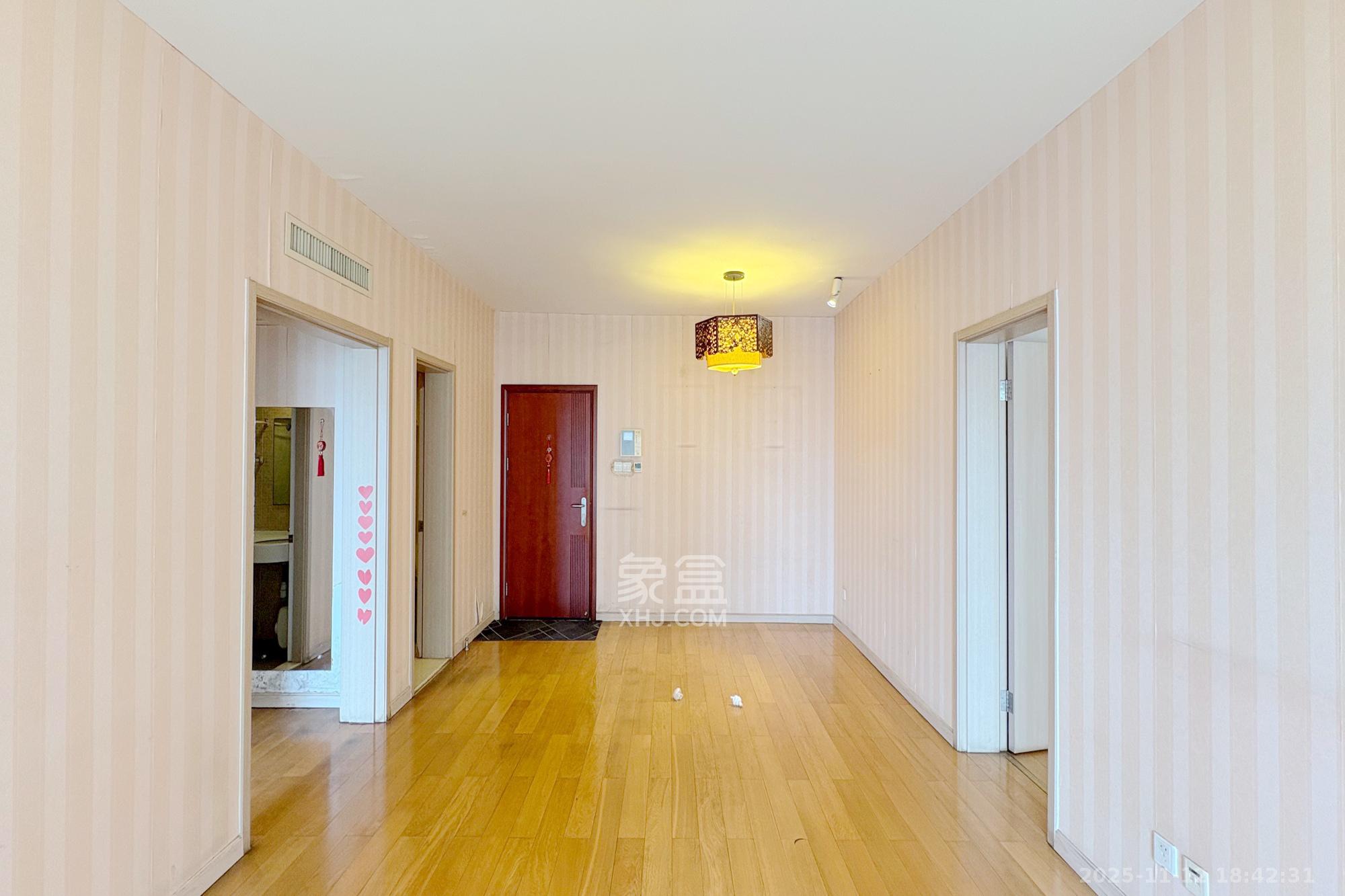 盛世美居荷园  2室2厅2卫    110.0万客厅